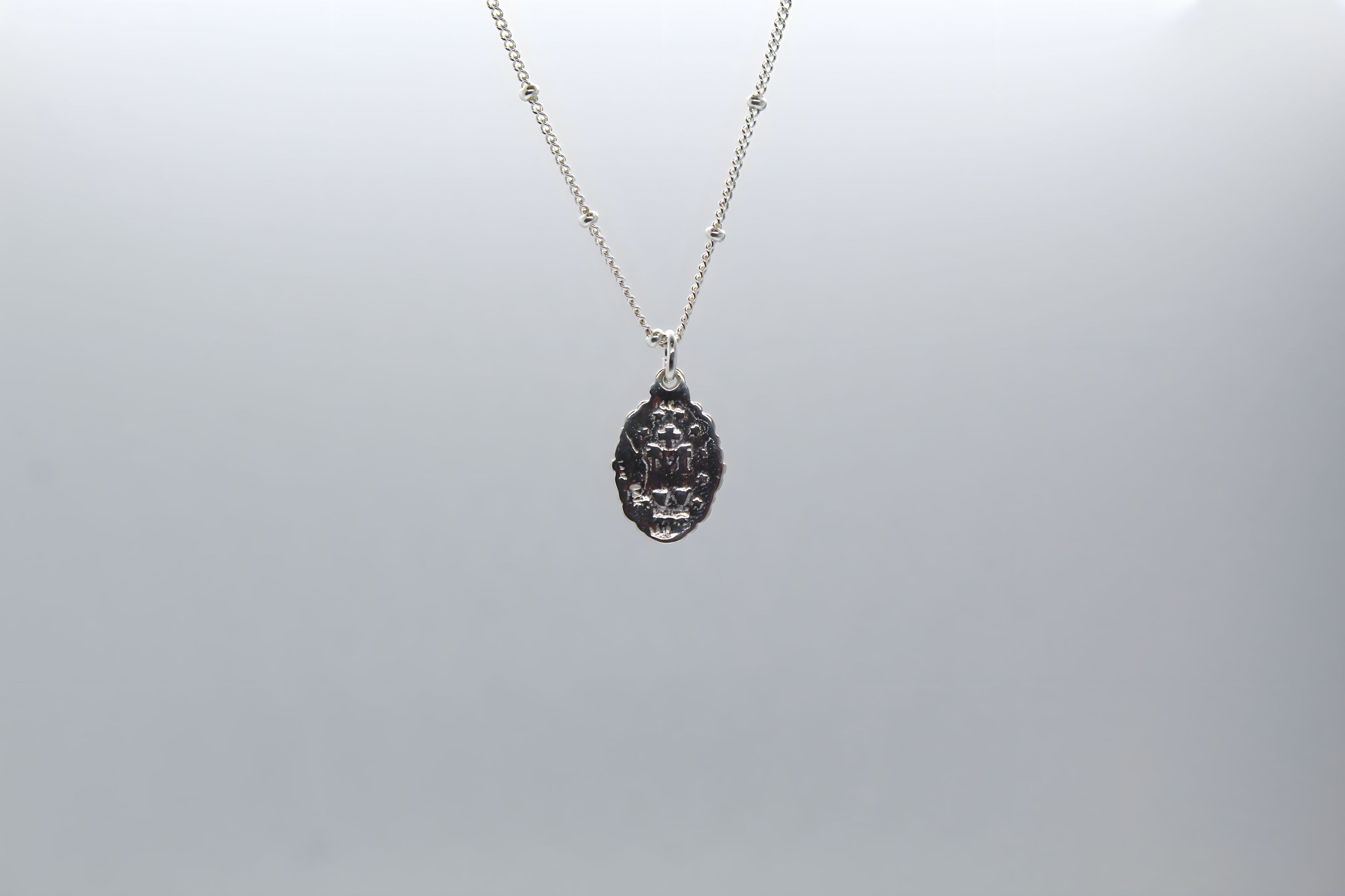 Silver-tone detailed oval pendant necklace with fine chain