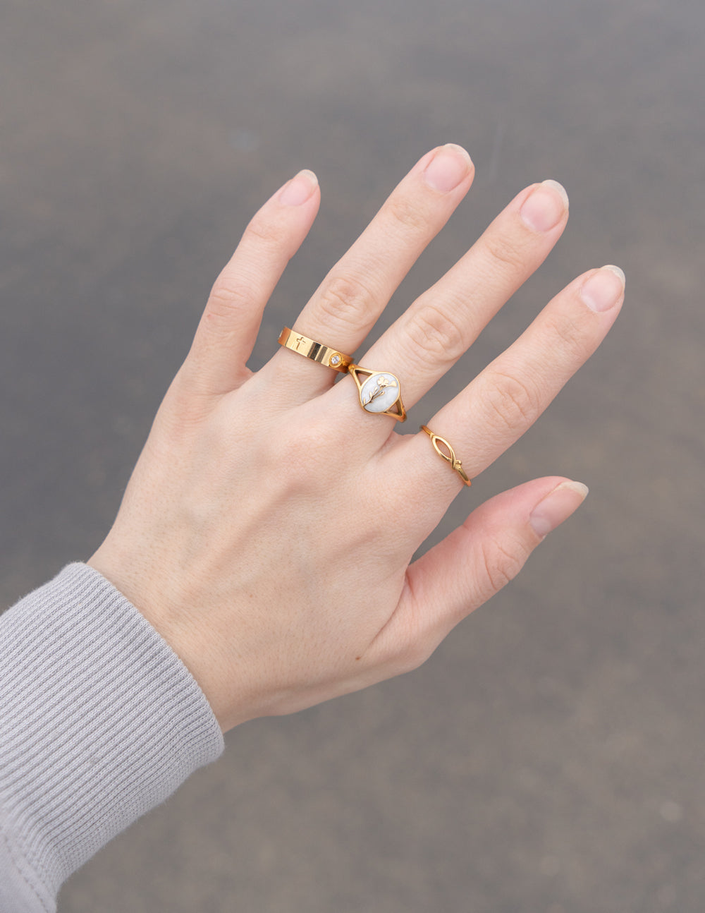 Gold-tone oval signet ring with white cameo and butterfly center