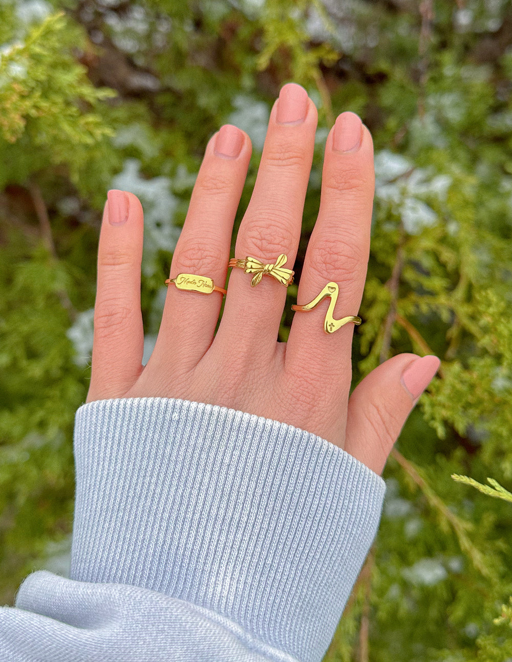 Gold ribbon ring set with bow band and small charm detail