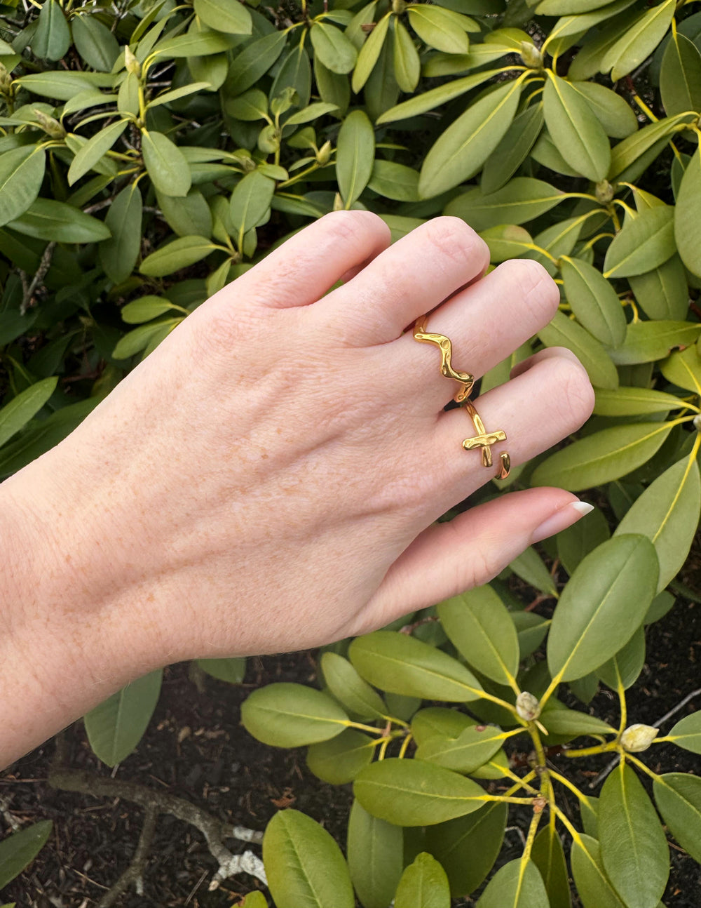 Gold-tone zigzag wavy band ring on finger