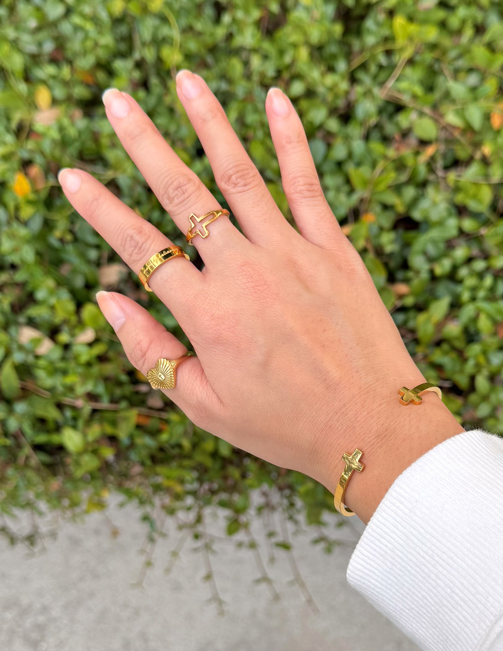 Gold heart ring with cross detail and radiant rays pattern