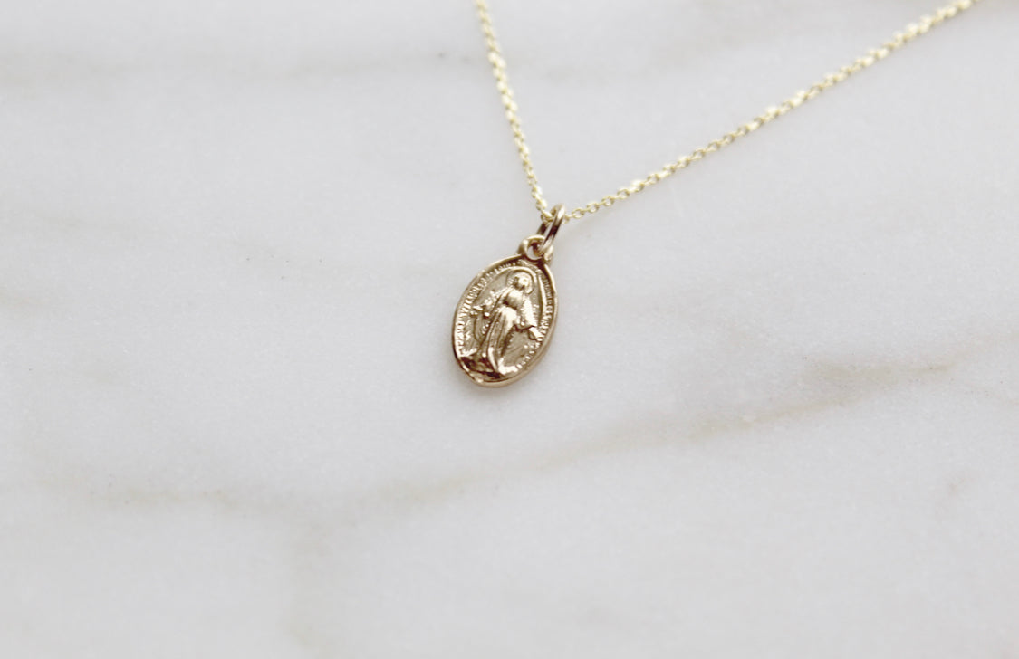 14k gold miraculous medal necklace with oval medal pendant, close view on chain