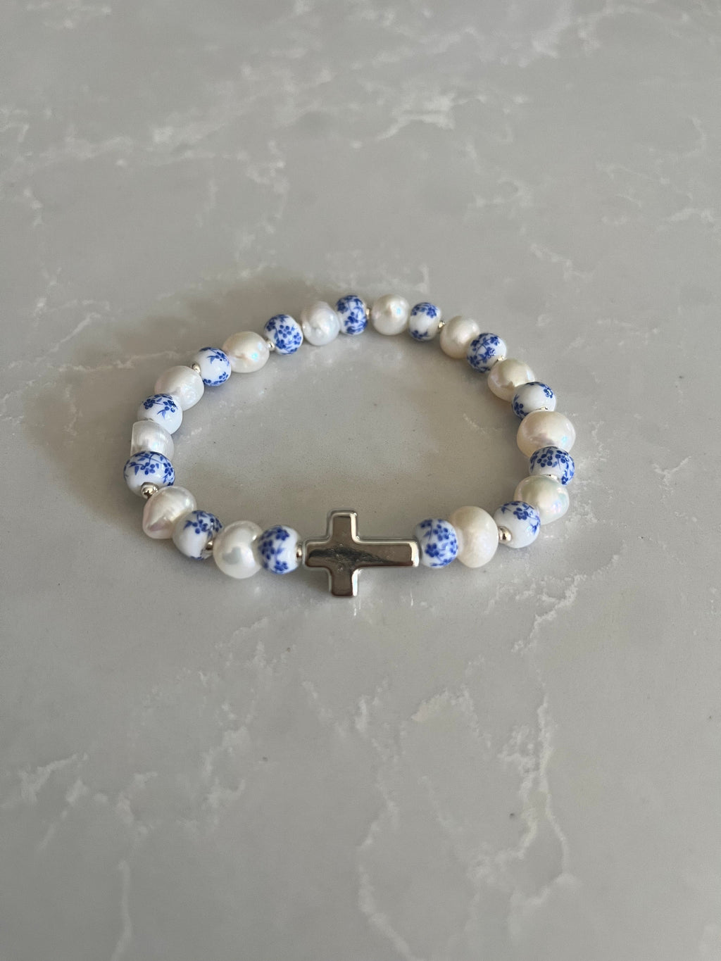 Pearl cross bracelet with blue speckled beads and white pearls, gold-tone cross charm