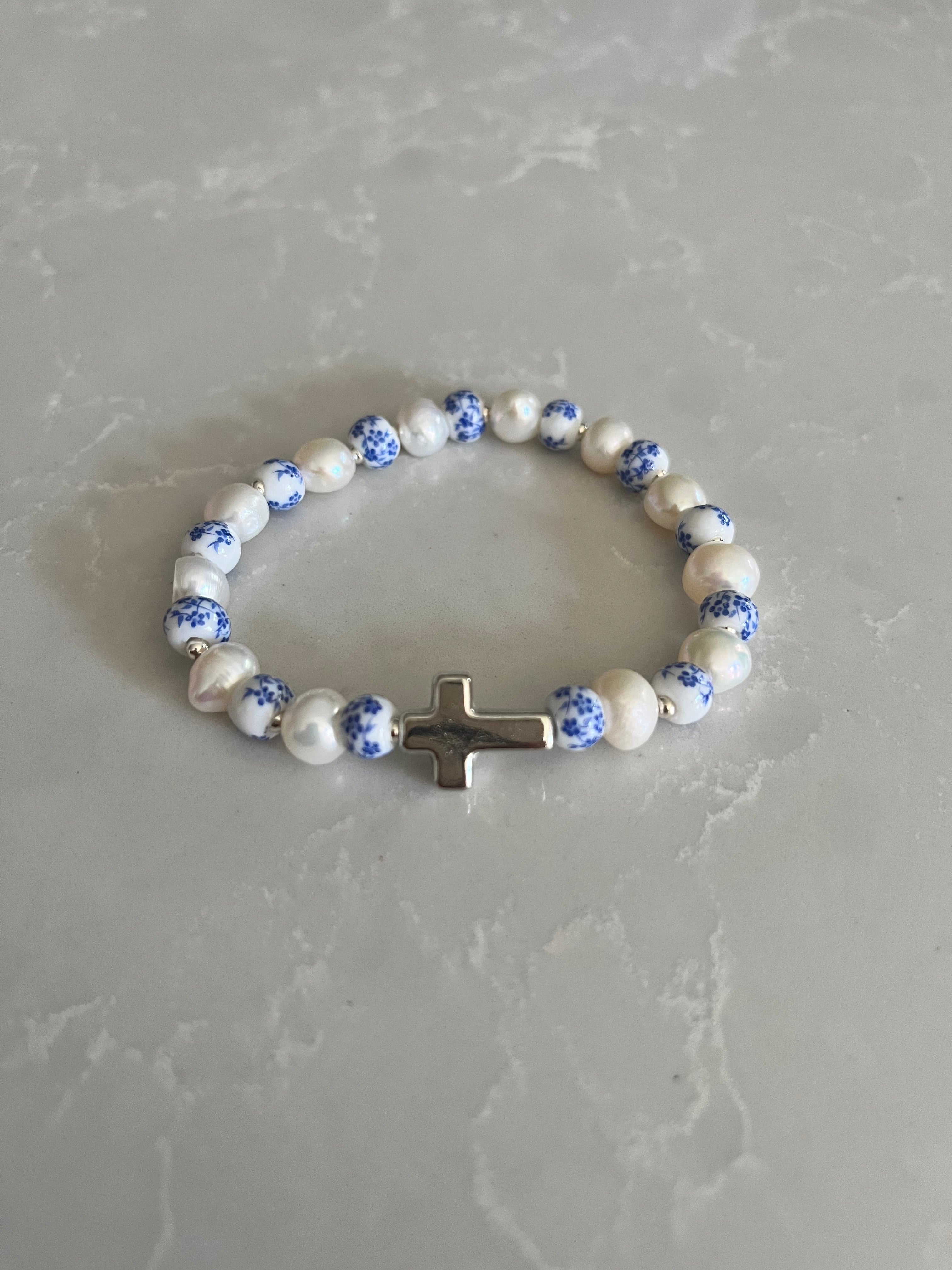 Pearl cross bracelet with blue speckled beads and white pearls, gold-tone cross charm