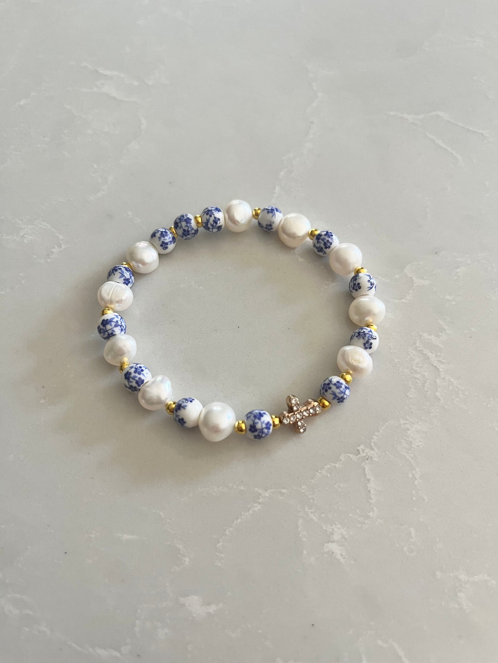 Pearl bracelet with blue speckled beads and white pearls, small gold-tone charm links