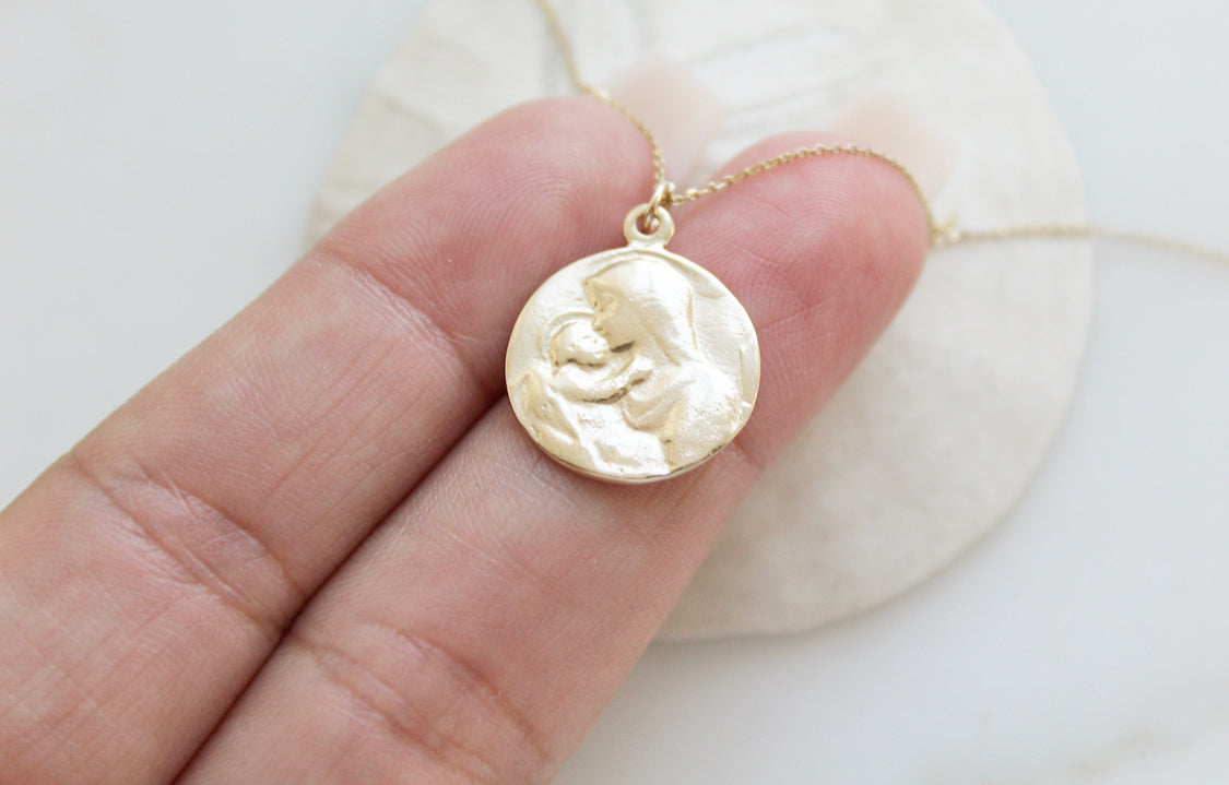 14k gold medallion pendant necklace with Jesus and Mary relief, round pendant close-up
