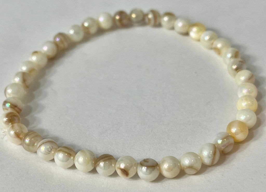 Freshwater pearl bead bracelet with ivory pearls and a darker center bead