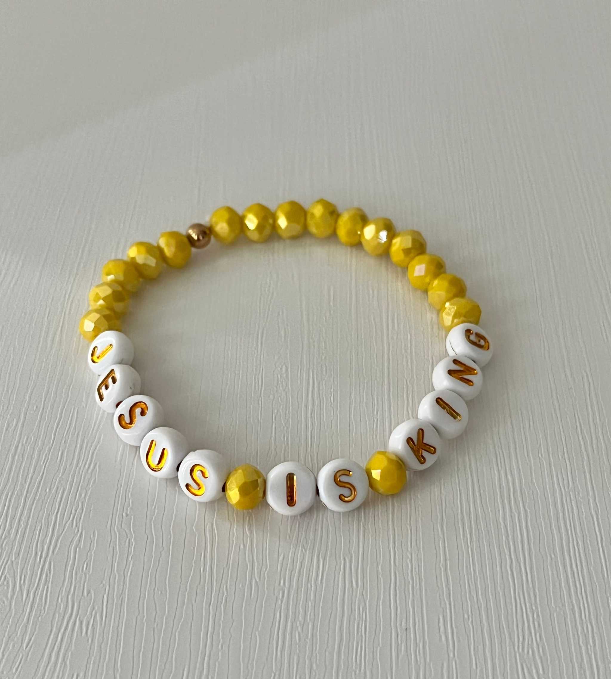 Bead bracelet with yellow beads and white letter beads, JESUS IS KING