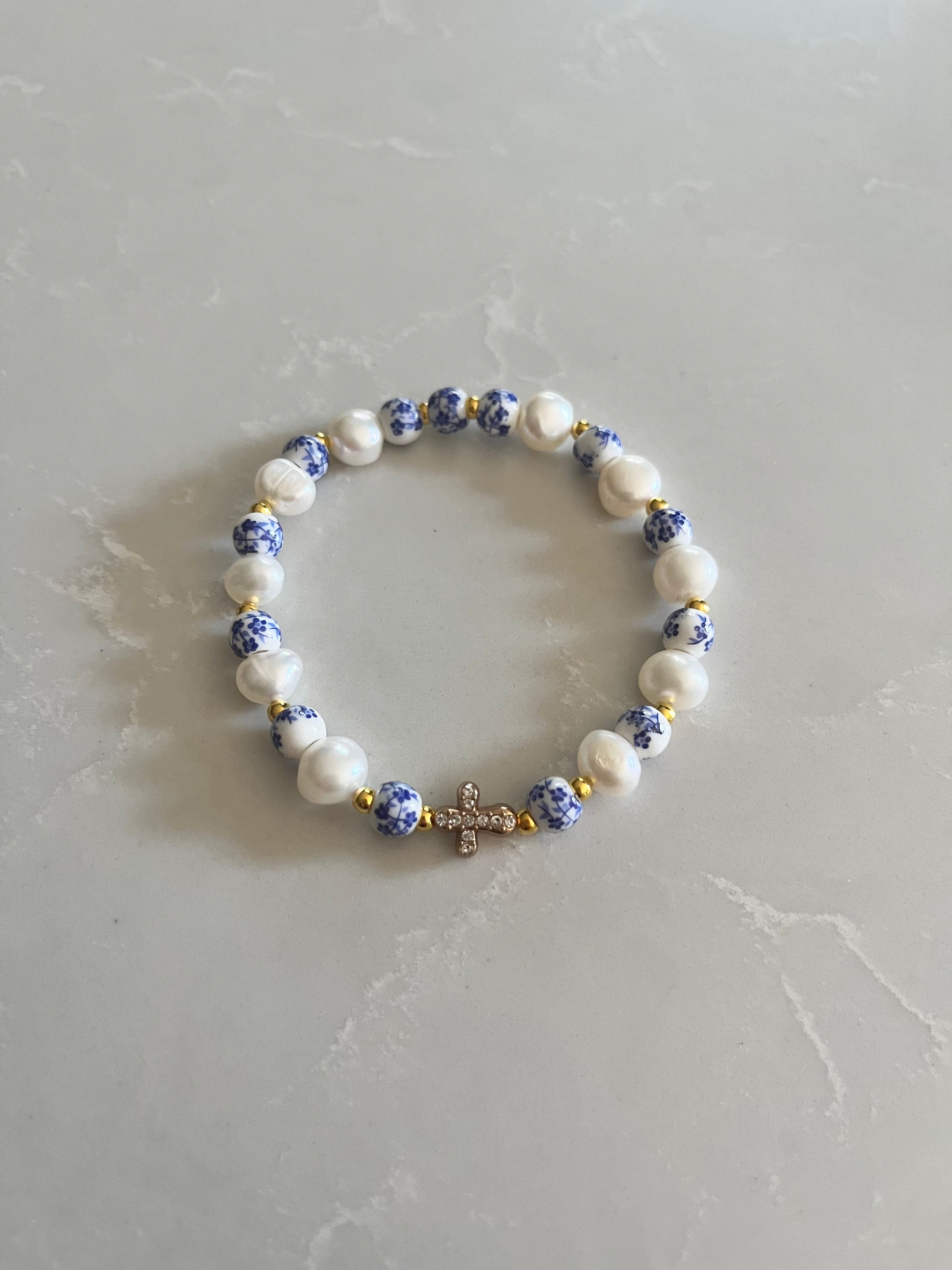 Pearl bracelet with blue speckled beads and white pearls, gold-tone bead accents