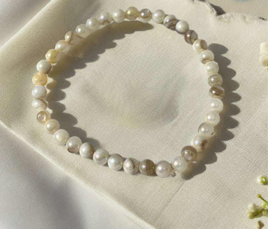 Freshwater pearl bead bracelet with white and pale gold round pearls