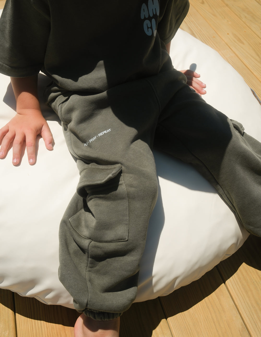 Kids cargo sweatpants, olive with side cargo pockets and elastic cuffs