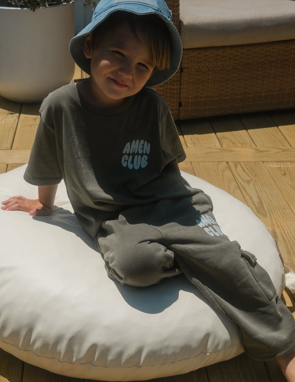 Kids cargo sweatpants in olive with front logo print and side cargo pocket
