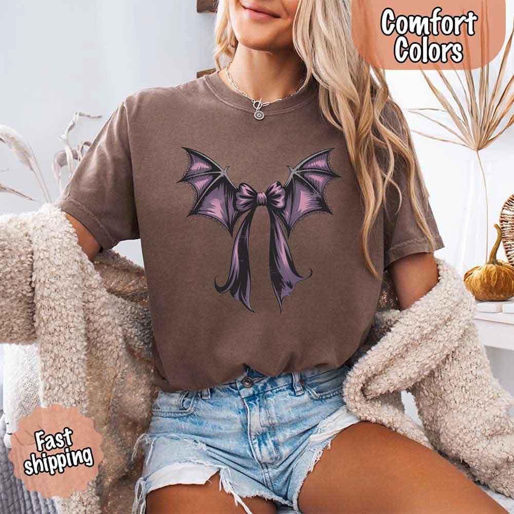 Brown bat bow graphic T-shirt with short sleeves and crew neckline