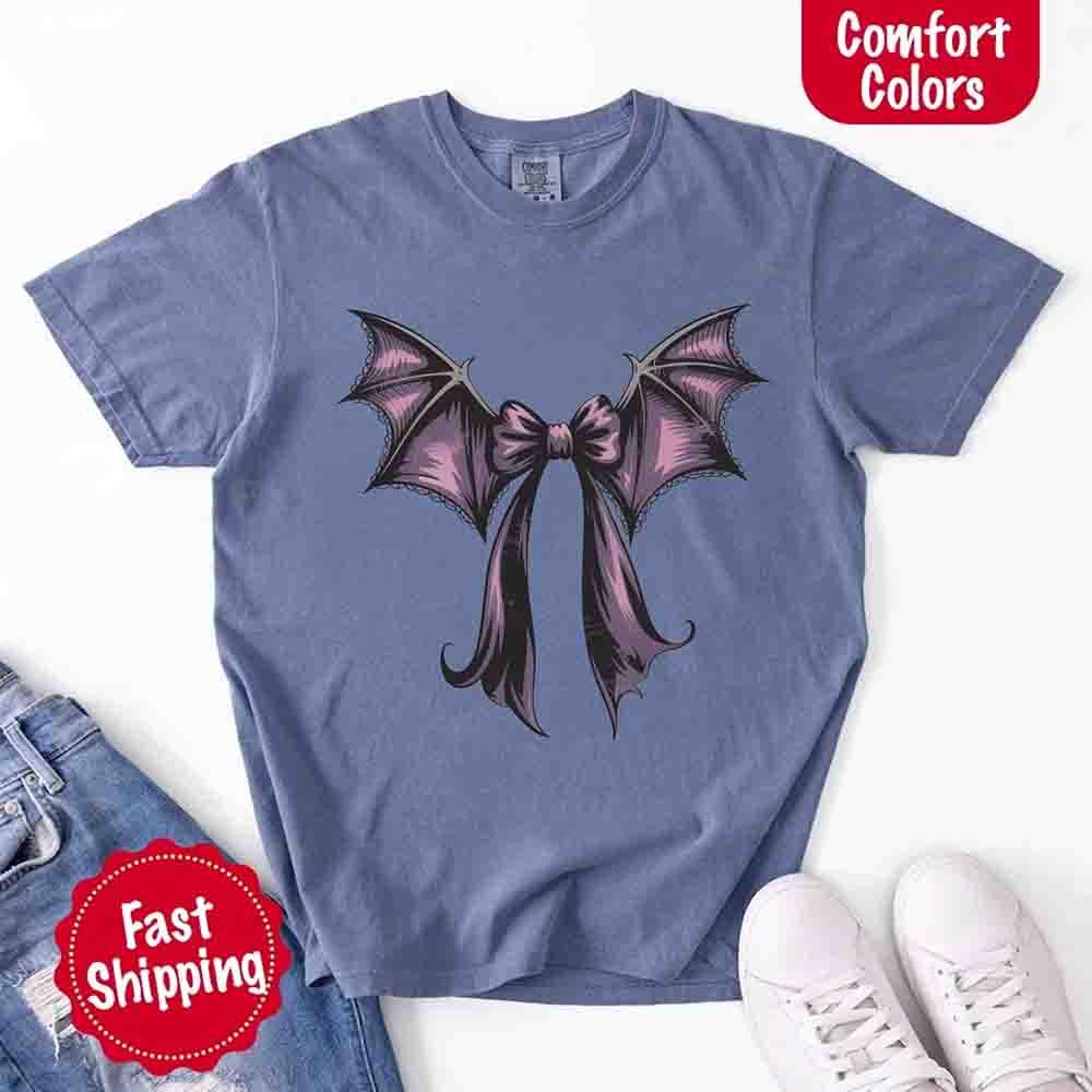 Blue bat bow graphic T-shirt with short sleeves and crew neckline