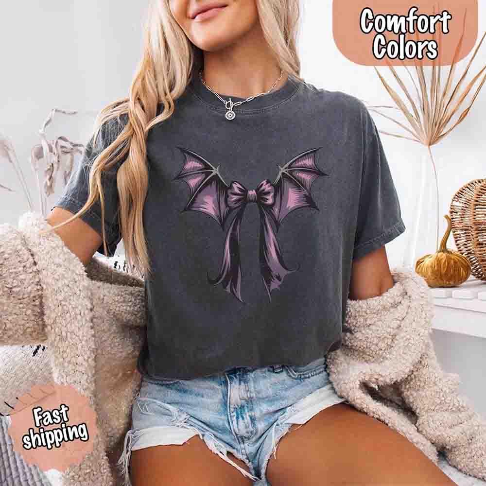 Charcoal bat bow graphic T-shirt with short sleeves and crew neckline