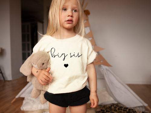 Baby and toddler big sis T-shirt, cream with cursive text and heart