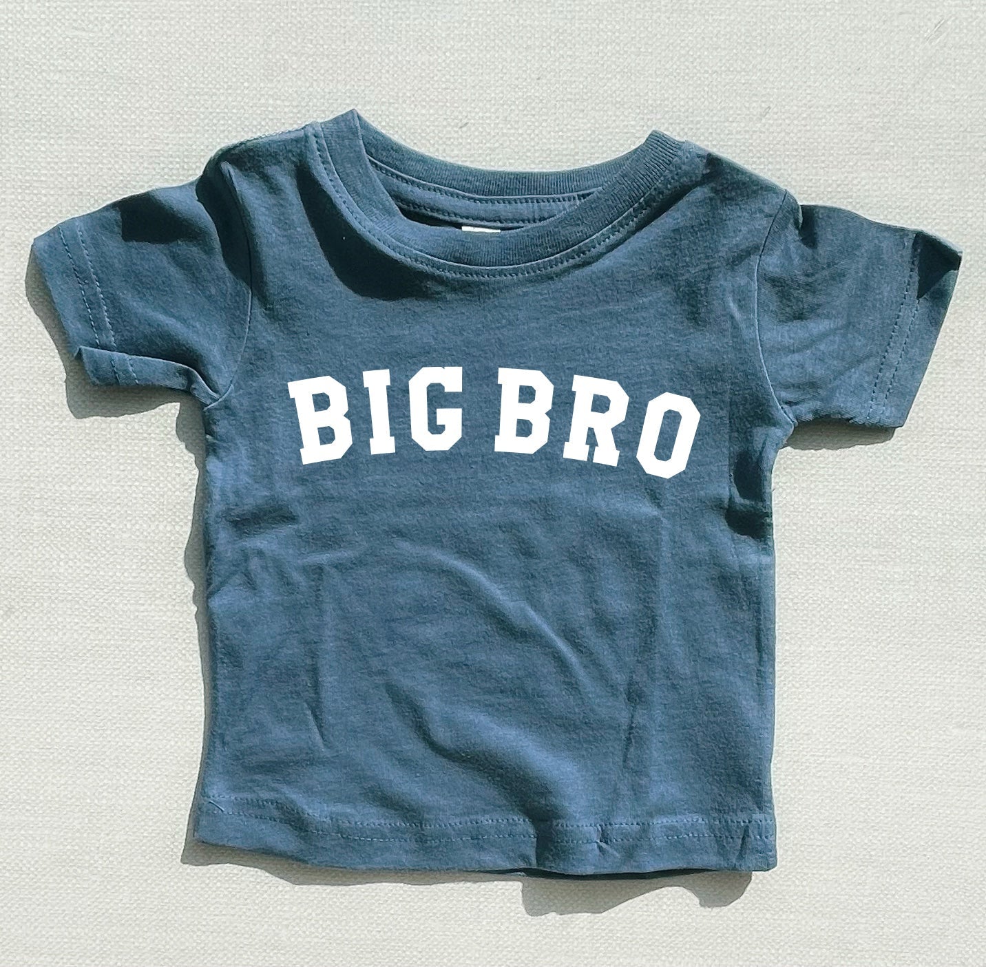 Blue baby T-shirt with "BIG BRO" print, short sleeves, crew neck