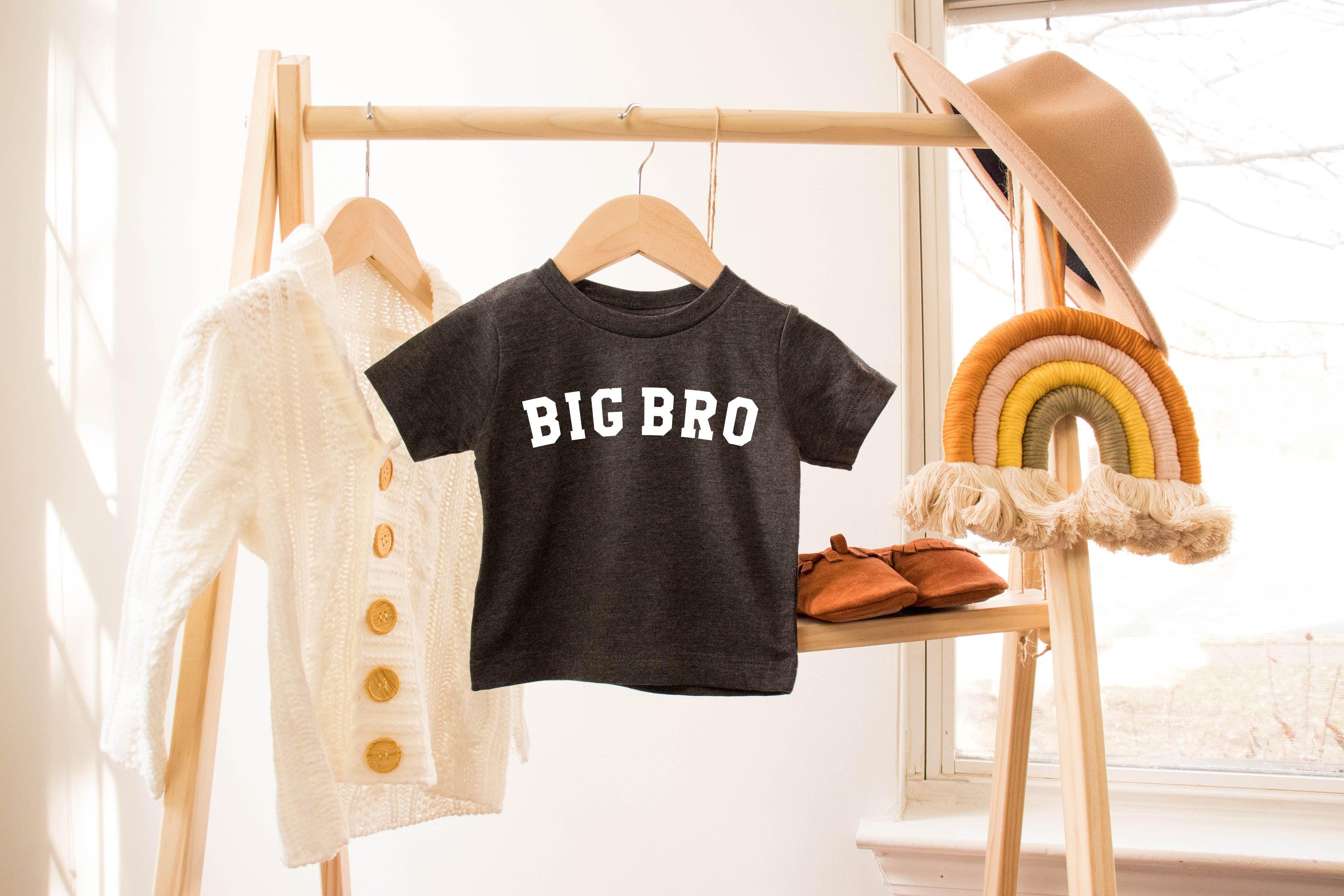 Black baby T-shirt with "BIG BRO" print, short sleeves, crew neck