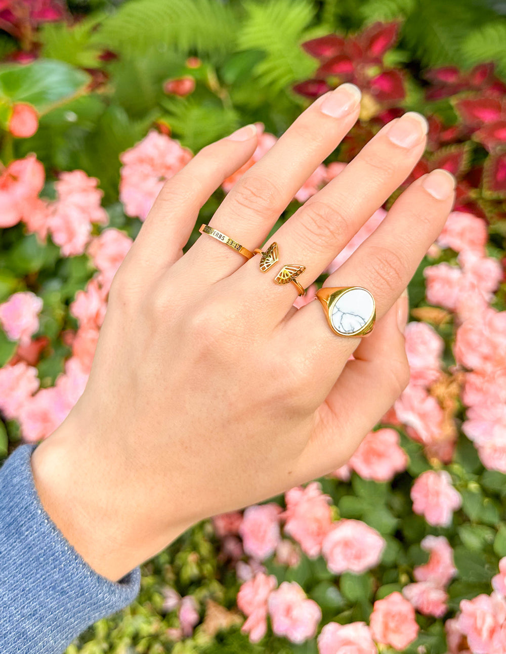 Gold howlite ring with round white stone and black veining