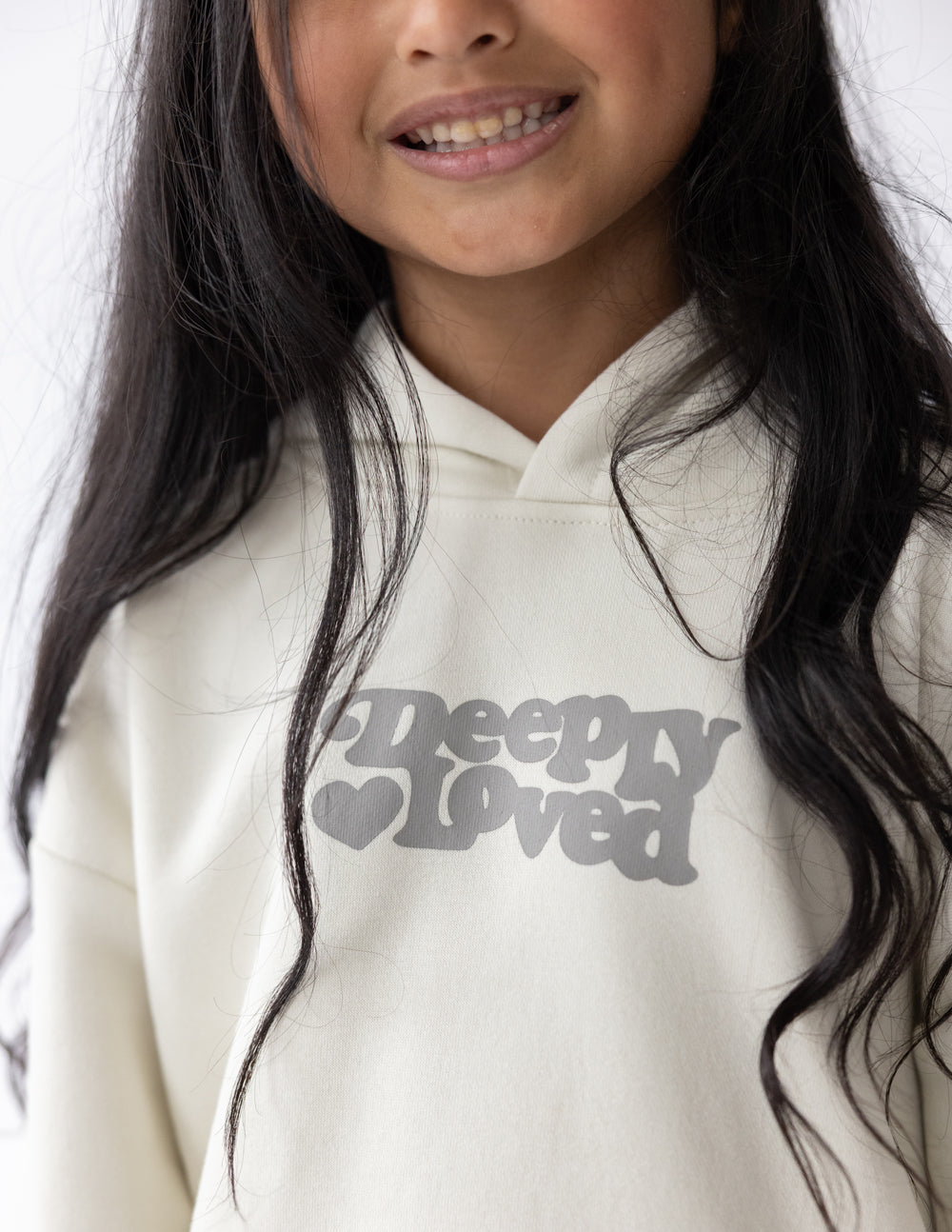 Kids hoodie off-white with front “Sleepy Loved” heart graphic close-up
