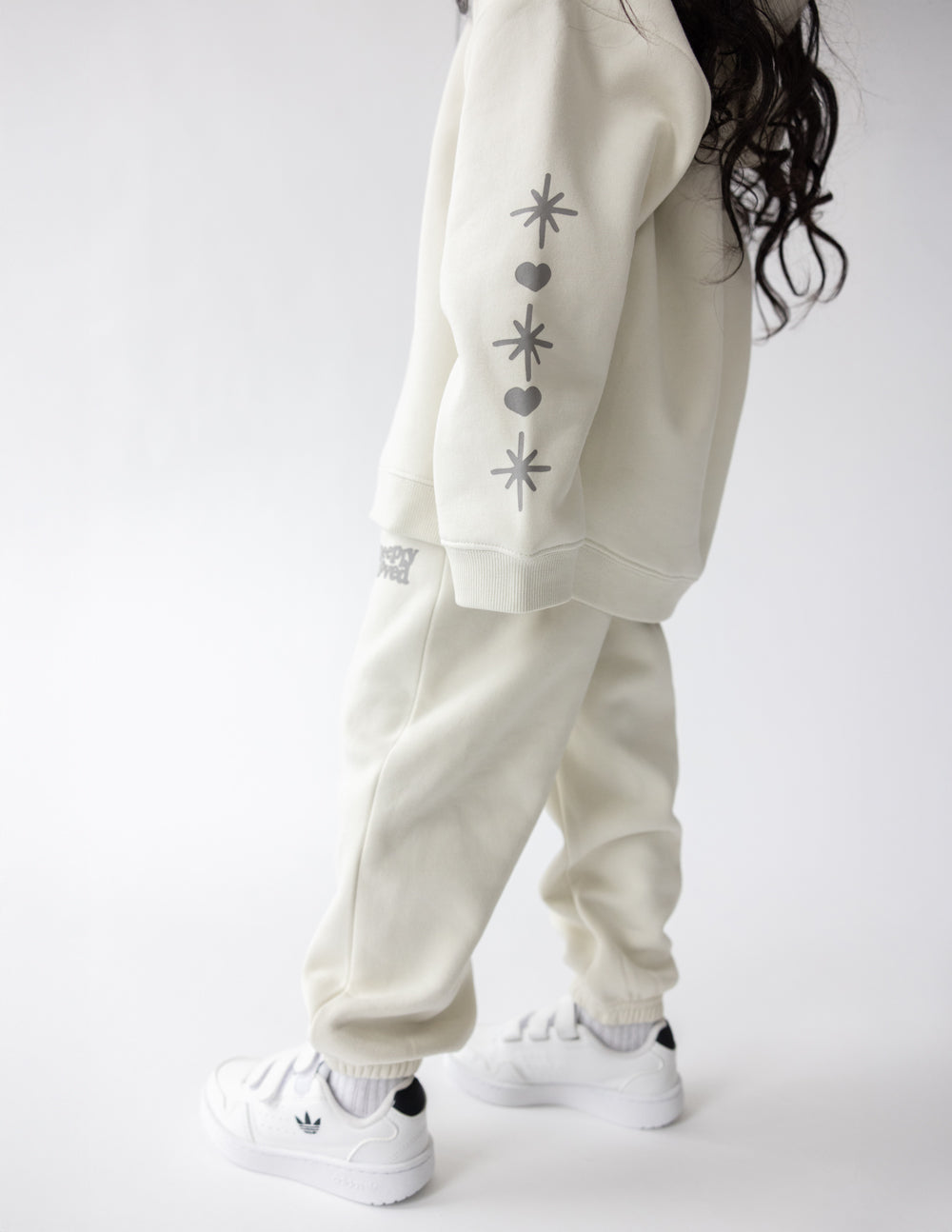 Kids hoodie off-white with sleeve “Sleepy Loved” star and heart print