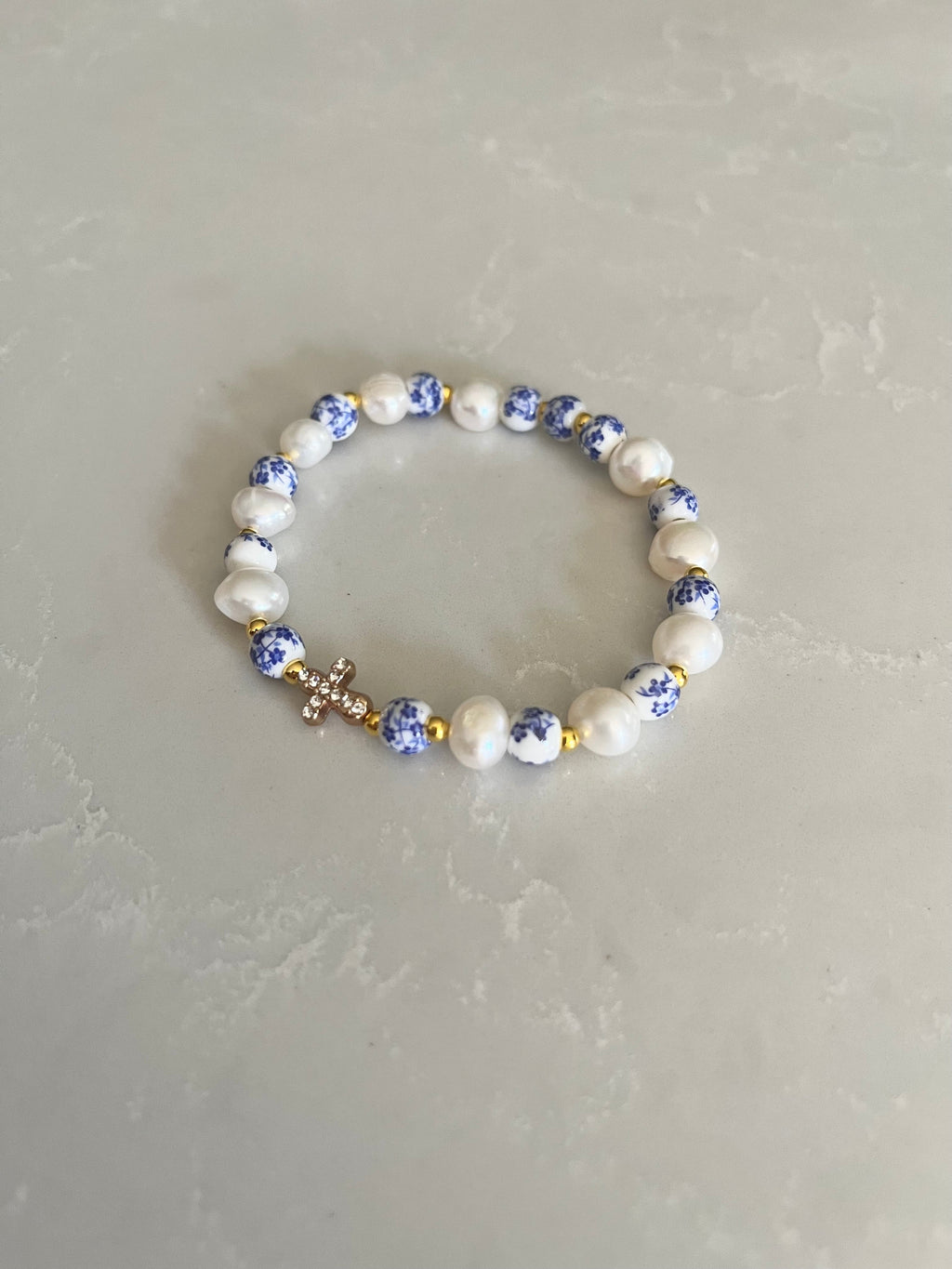 Pearl cross bracelet with blue speckled beads, white pearls, gold-tone cross charm