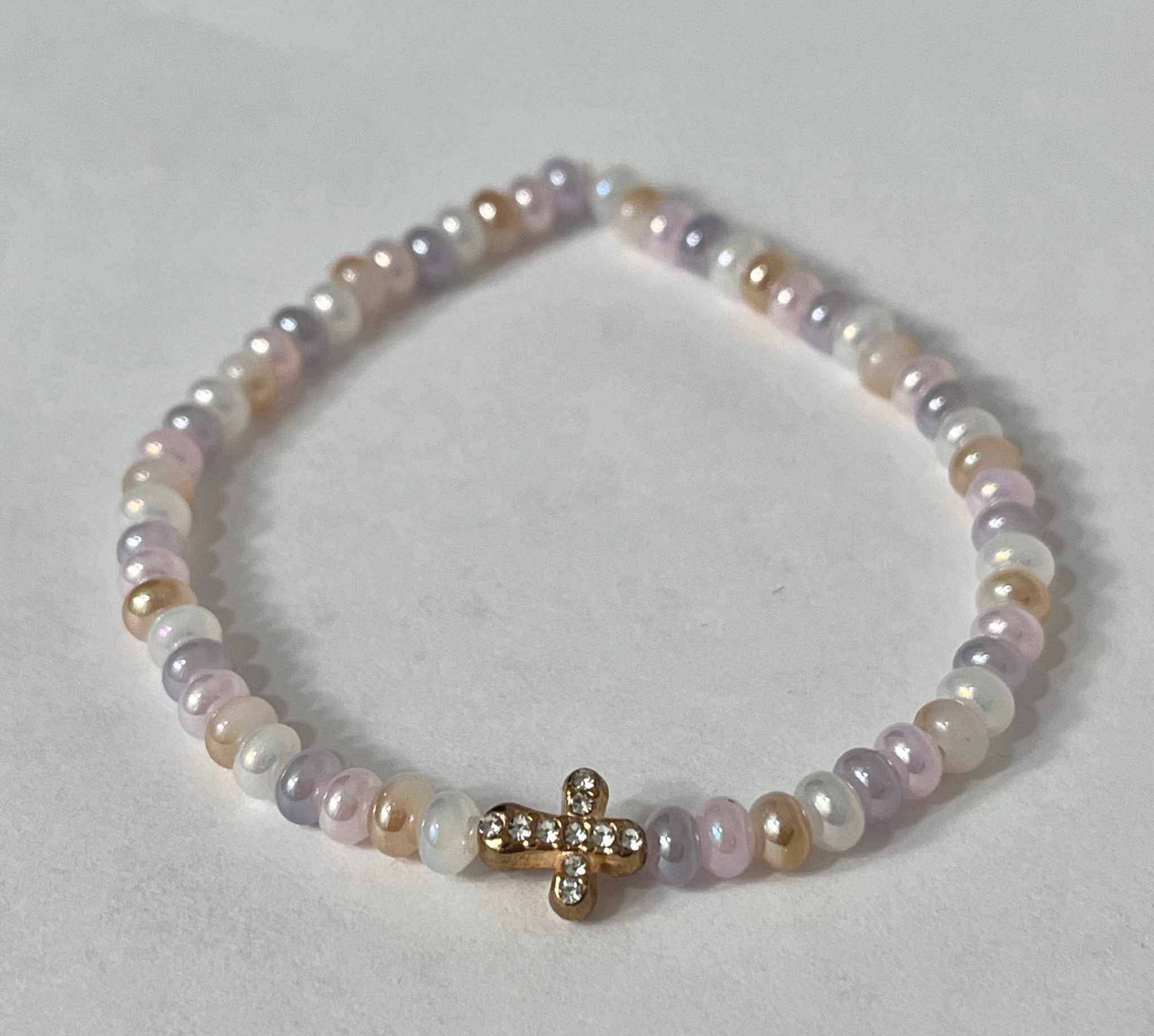 Freshwater pearl bead bracelet with mixed lilac and white beads and gold cross charm