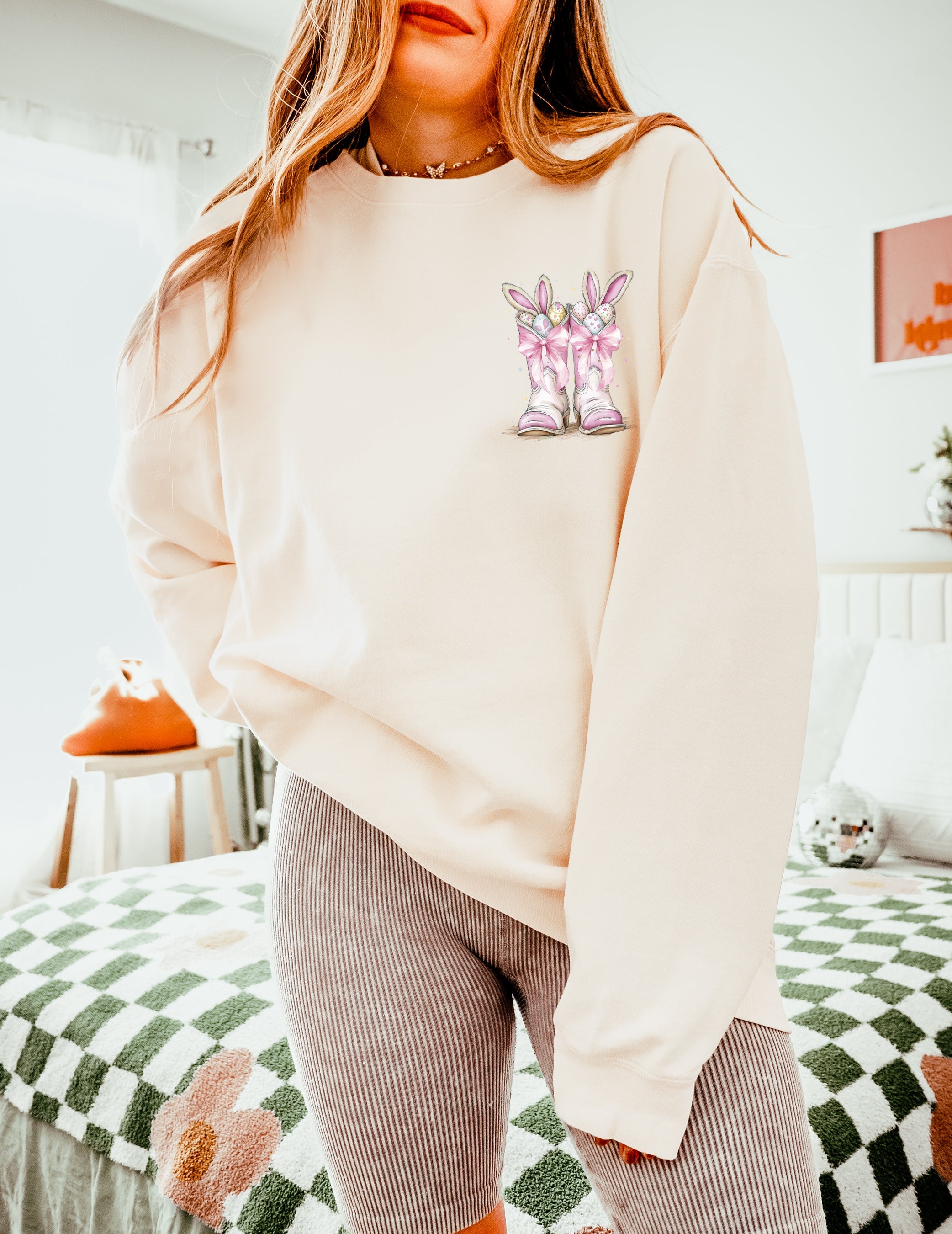 Ivory crewneck sweatshirt with Easter bunny and egg graphic