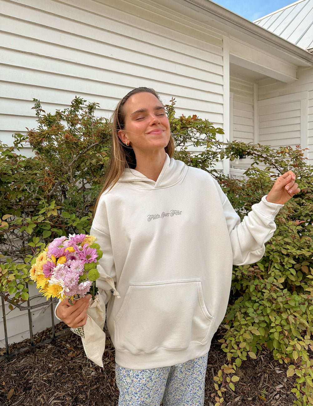 Light hoodie with hood and 'Faith over Fear' chest print, long sleeves