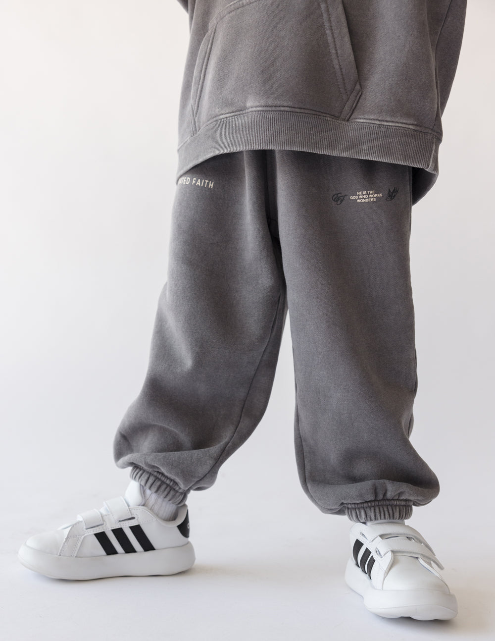 Kids grey sweatpants with cuffed hems and small thigh logo print