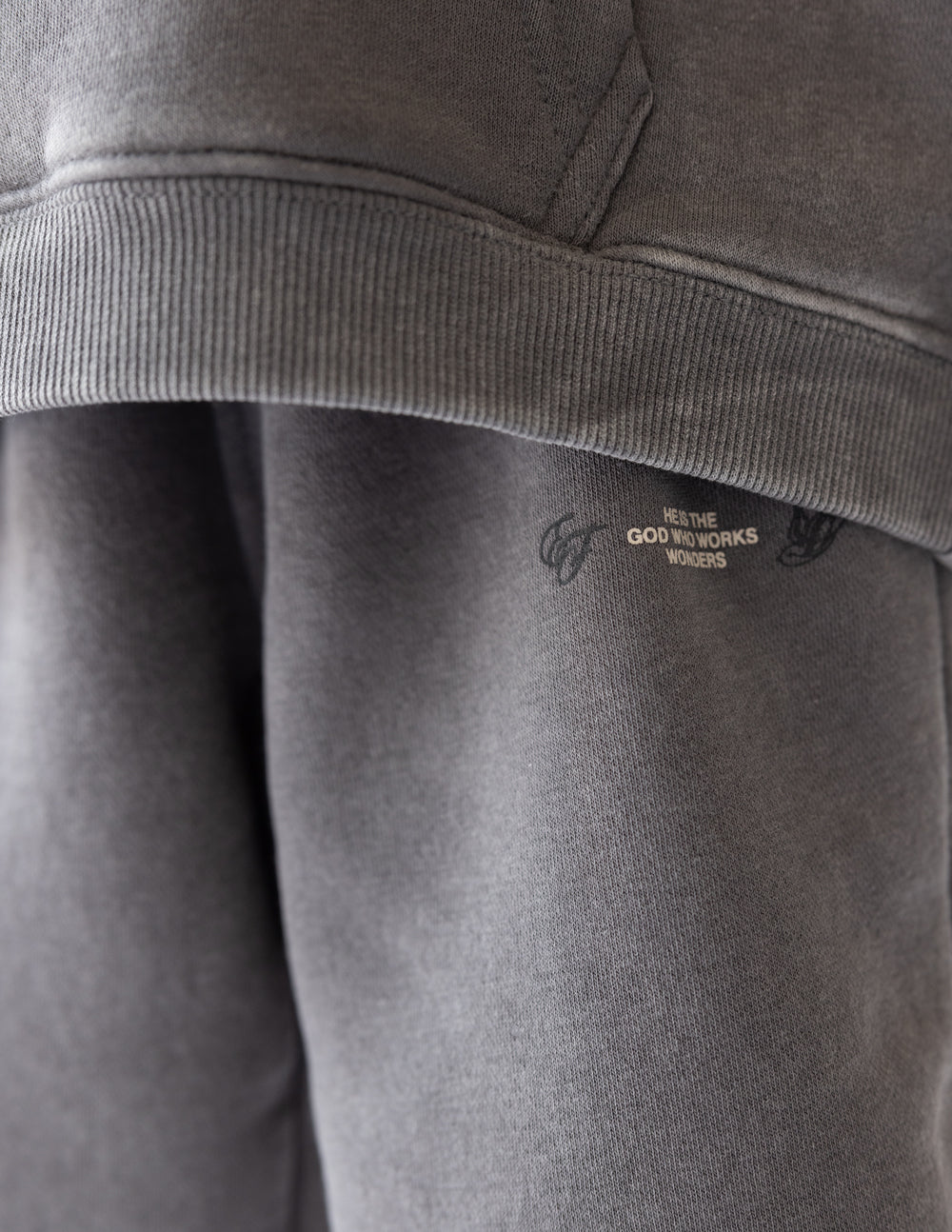 Kids grey sweatpants with ribbed waistband and thigh logo graphic