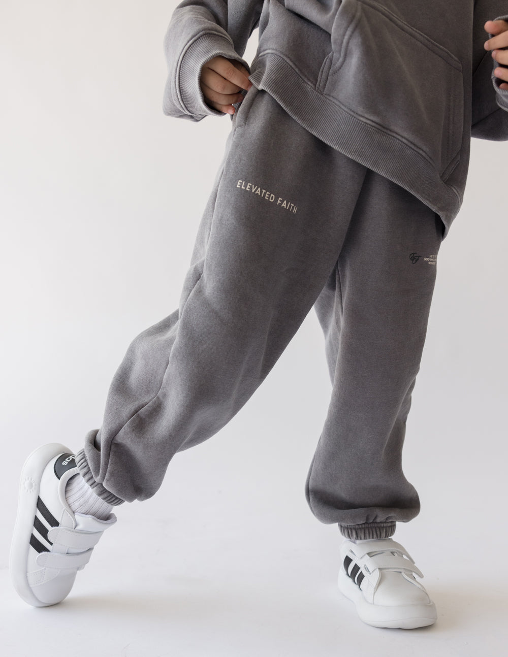 Kids grey sweatpants with cuffed ankles and small thigh logo print