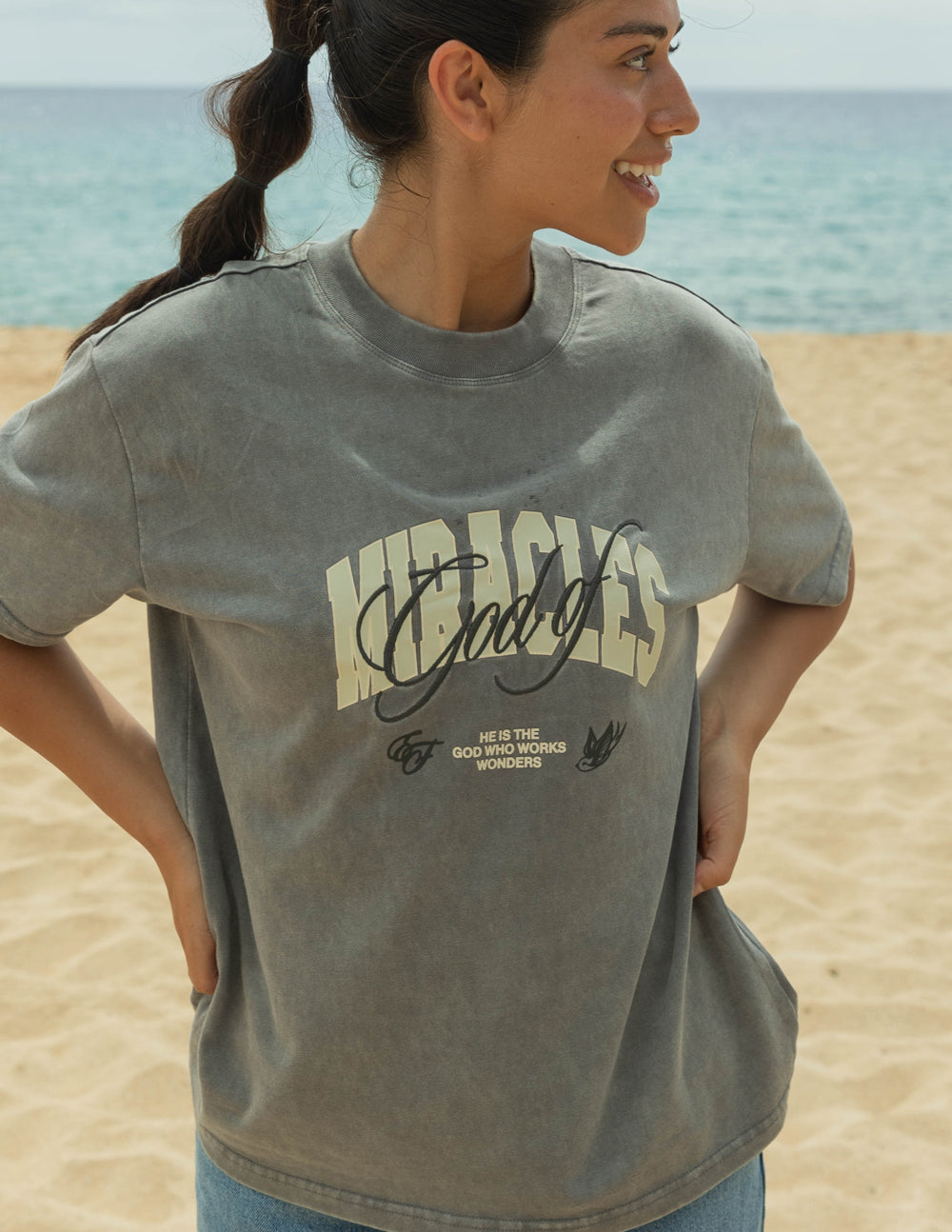 Unisex gray T-shirt with large front graphic print and crew neckline