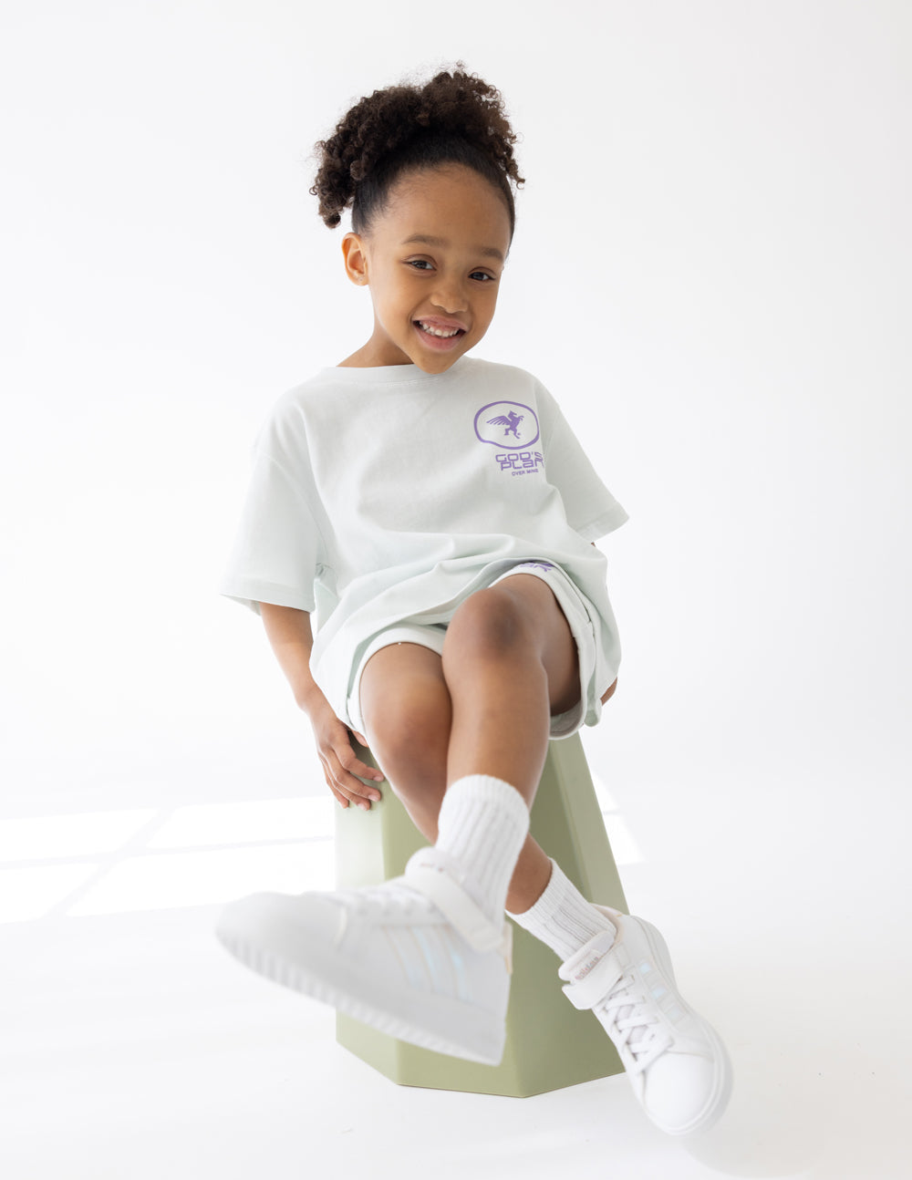 Kids racing T-shirt in white with purple chest logo and matching white shorts