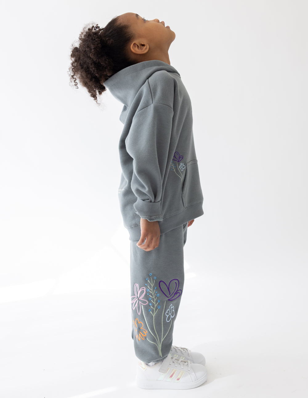 Kids gray sweatpants with embroidered flowers and hearts on legs
