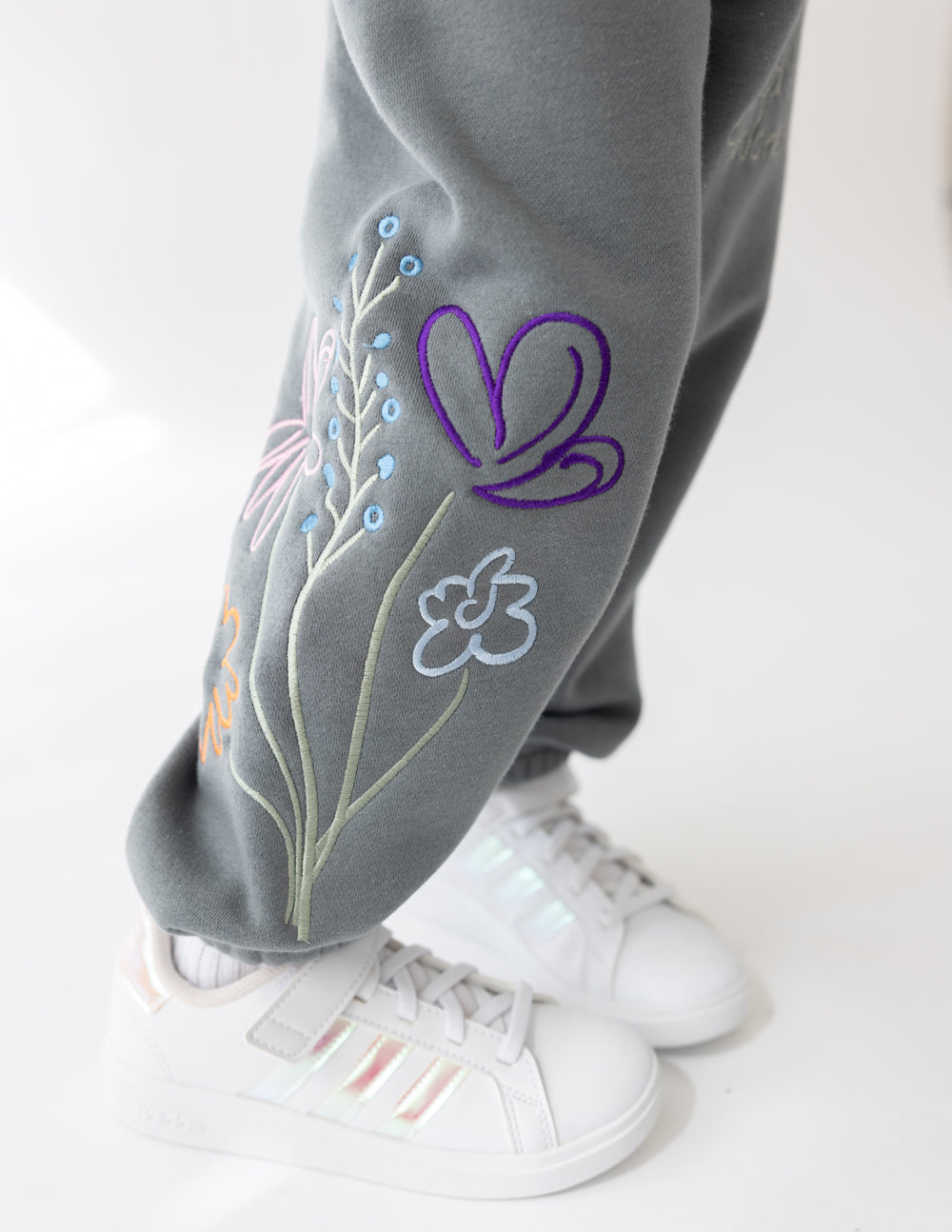 Kids gray sweatpants with multicolor flower and heart vine embroidery near knee