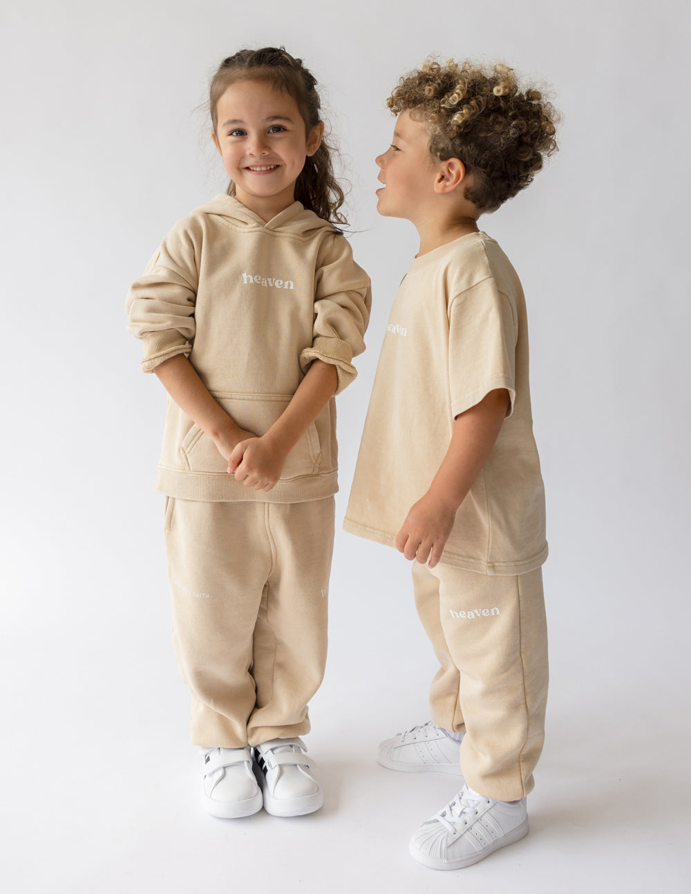 Kids beige sweatpants with 'heaven' logo print and elastic waistband