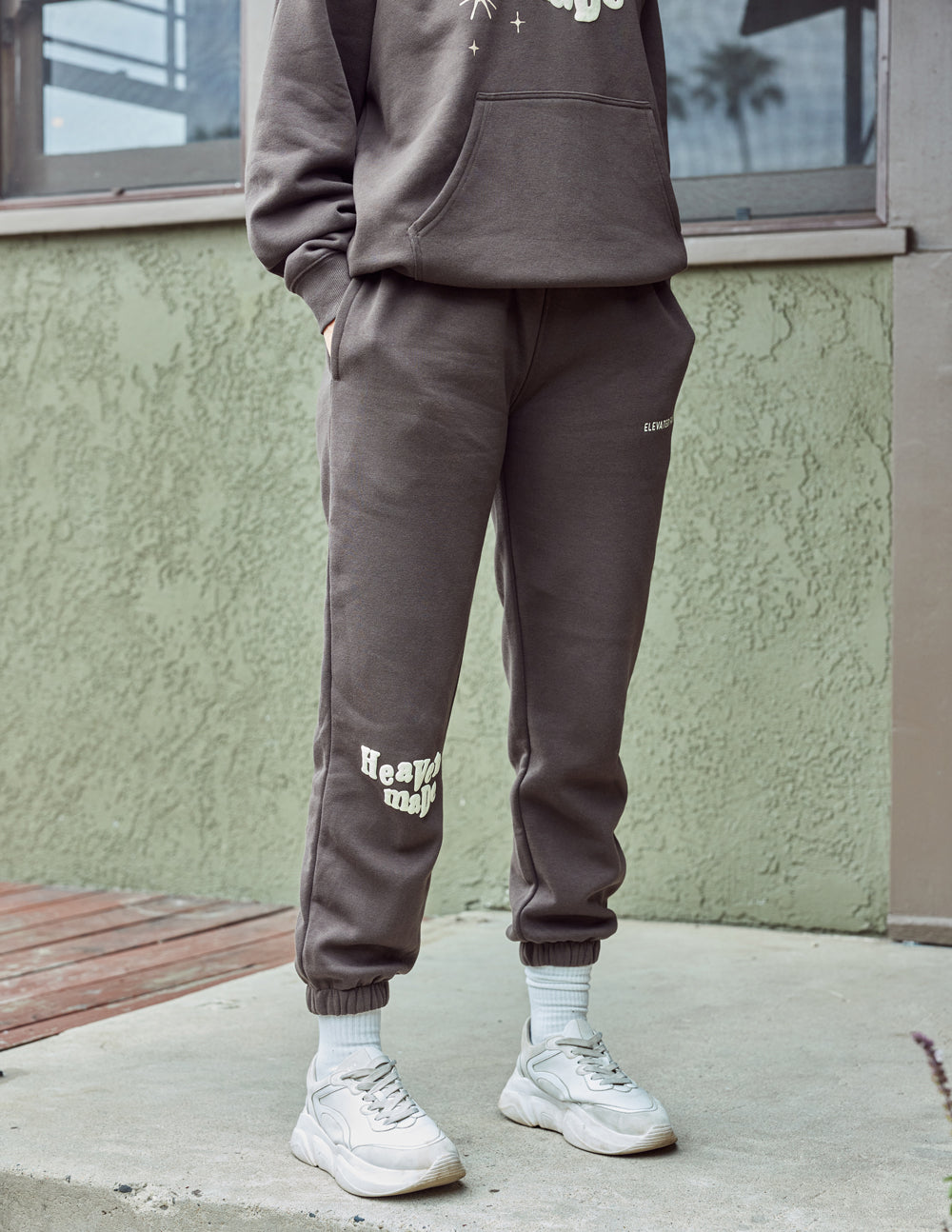 Unisex dark sweatpants with printed logo on thigh and ribbed ankle cuffs