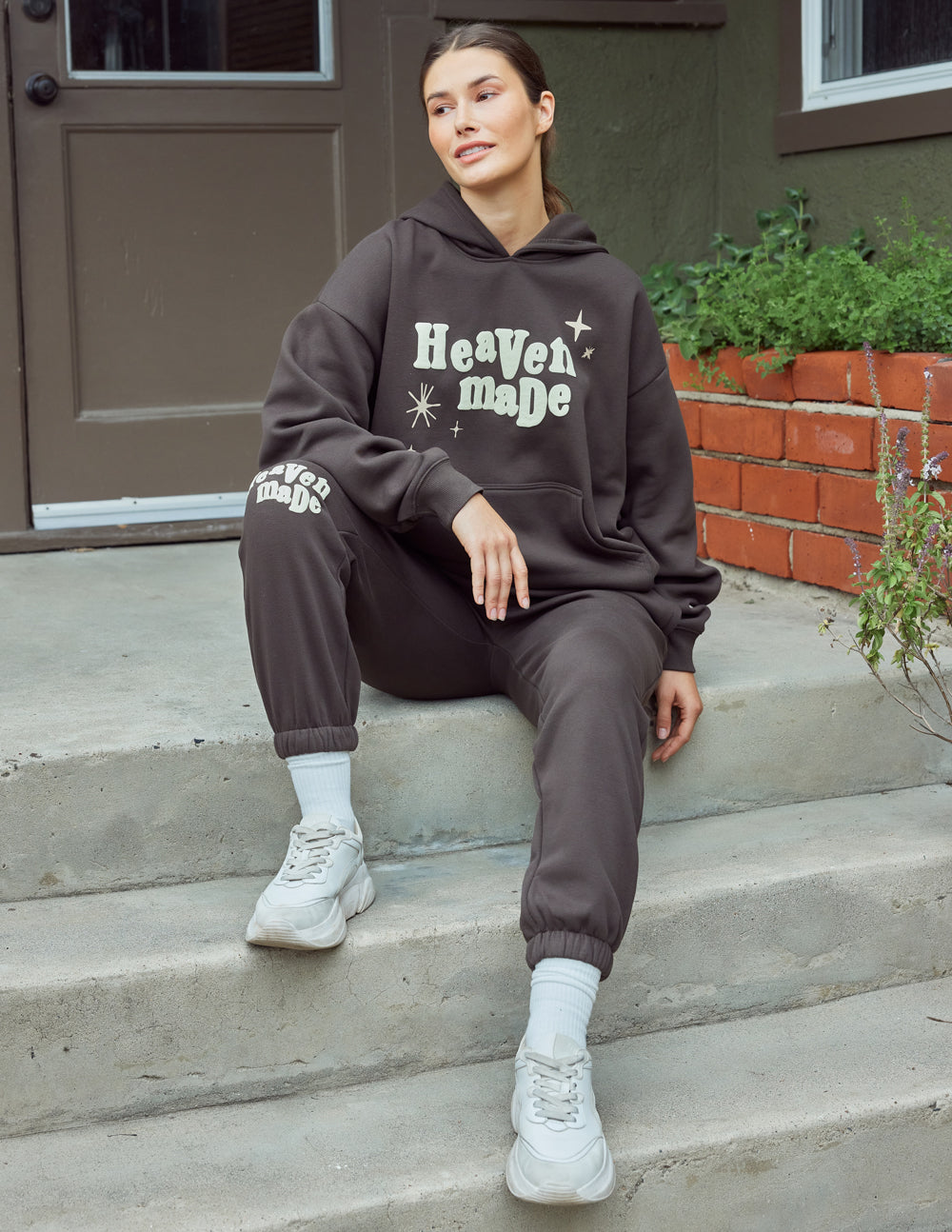 Unisex dark sweatpants with logo print on thigh and elastic ankle cuffs
