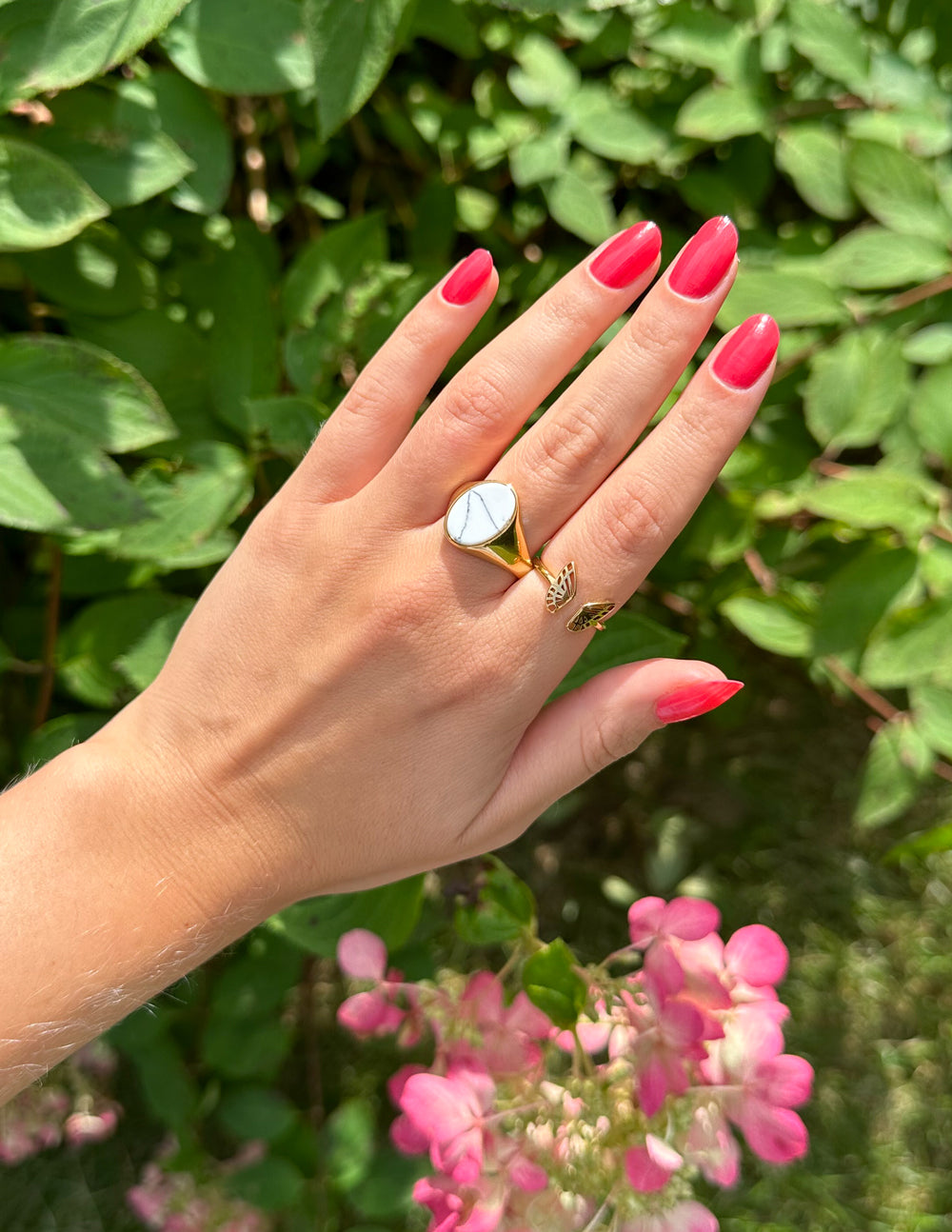 Gold band ring with round white howlite stone and dark veining