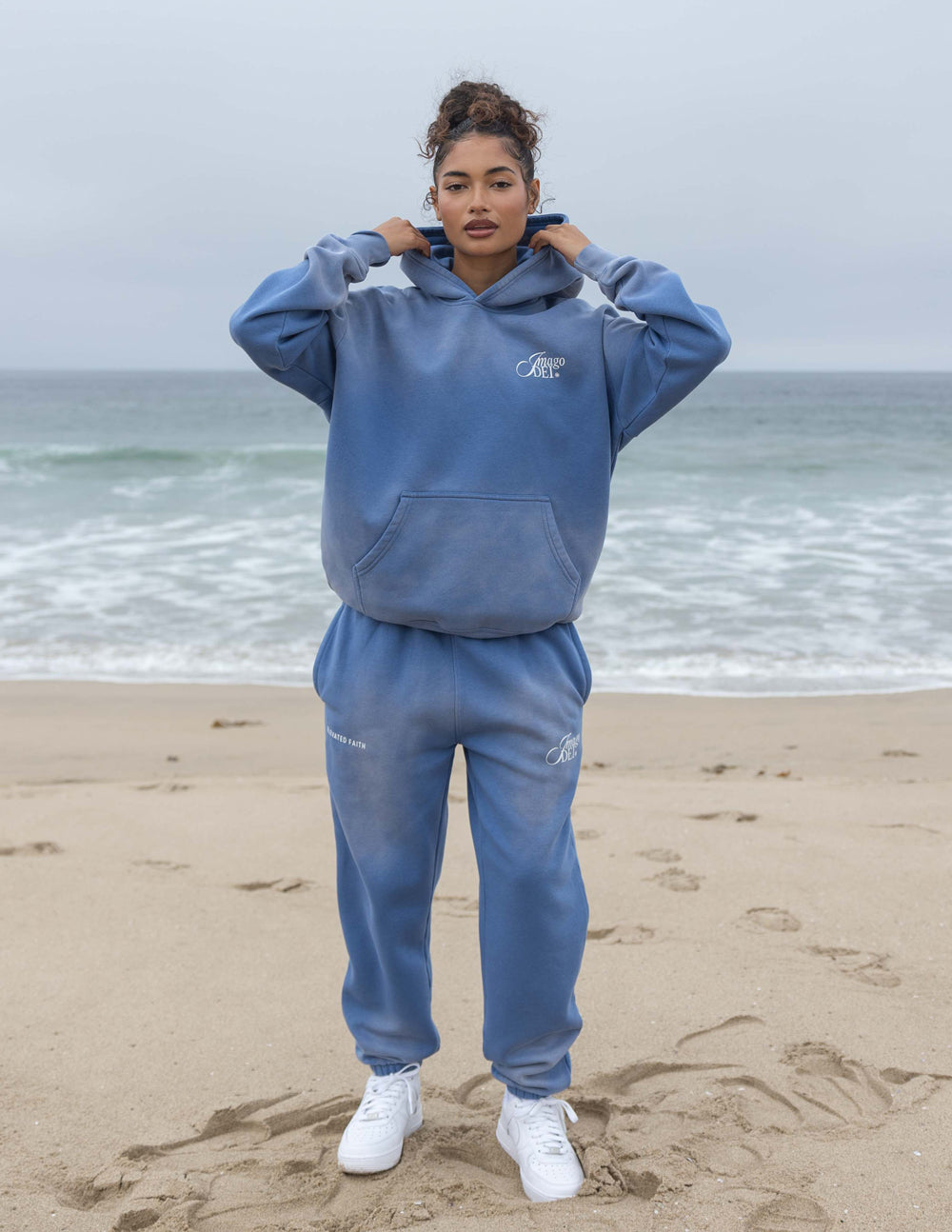 Unisex sweatpants in blue with elastic waist and front logo