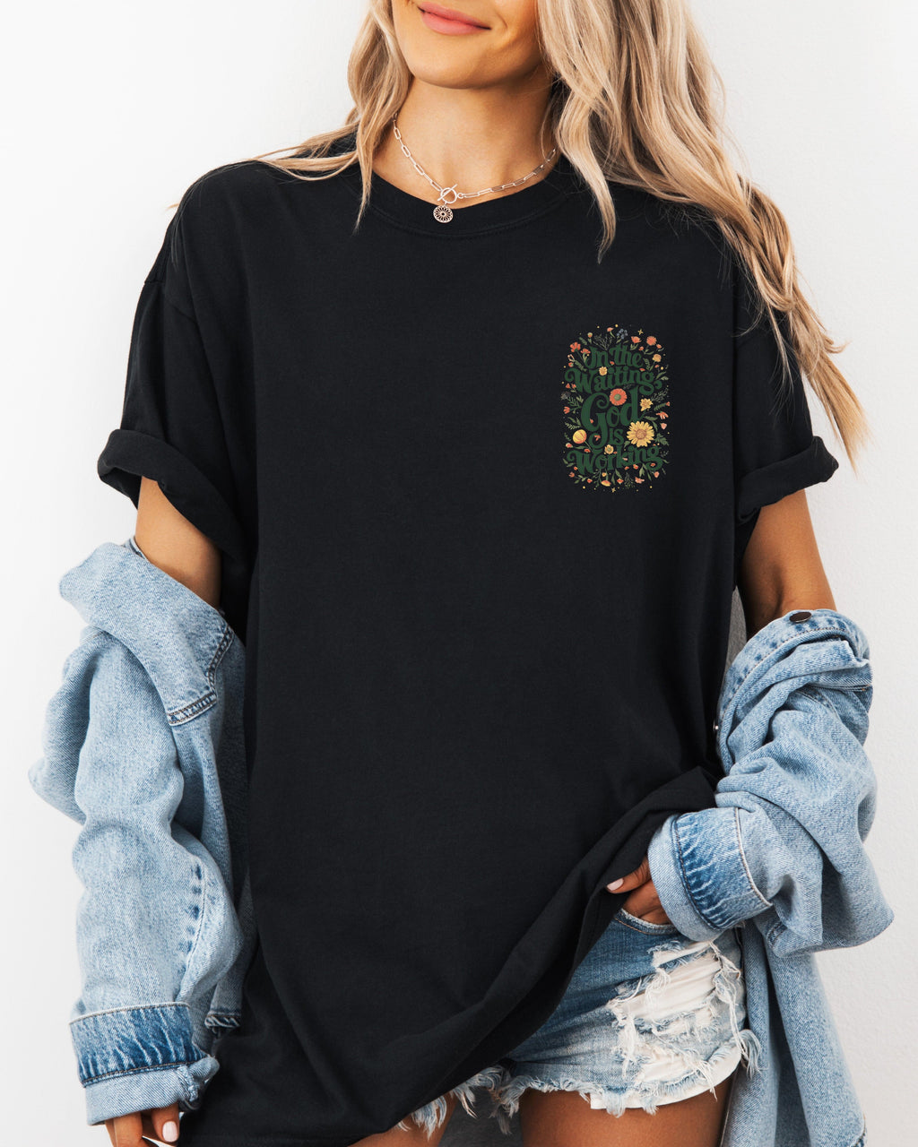 Black women’s graphic T-shirt with short sleeves and chest logo print