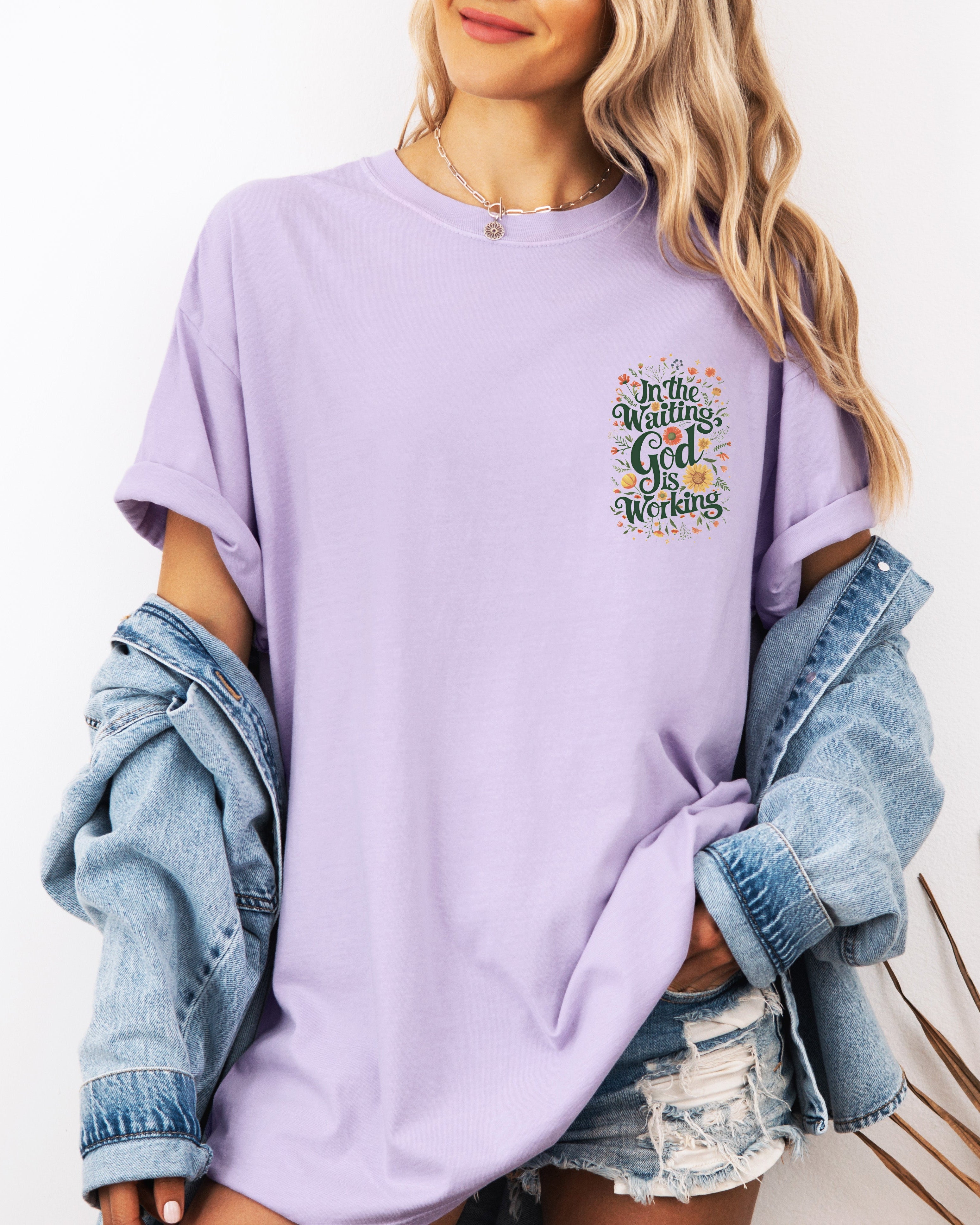 Lavender women’s graphic T-shirt with short sleeves and chest logo print