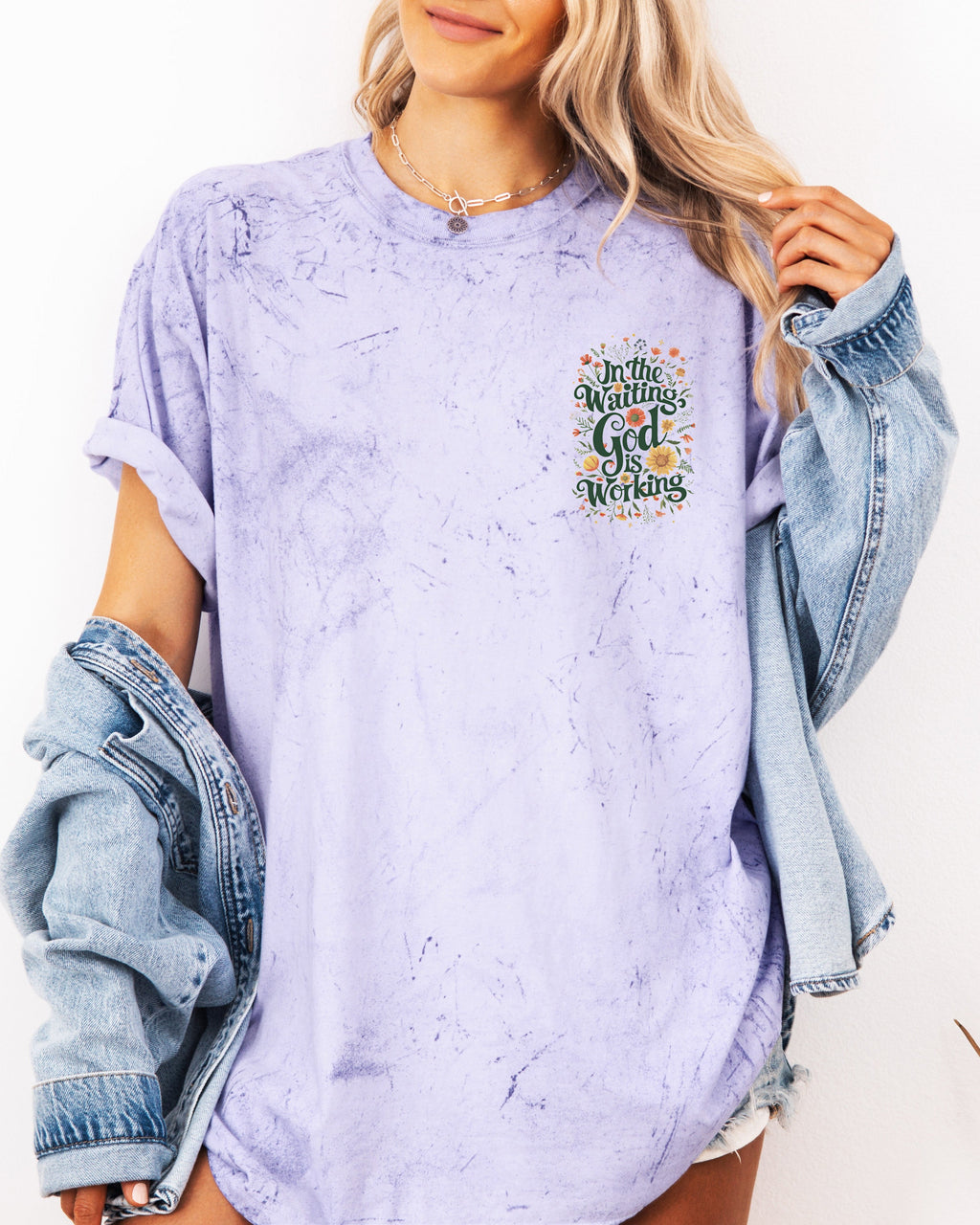 Lavender women’s graphic T-shirt with short sleeves and chest logo print