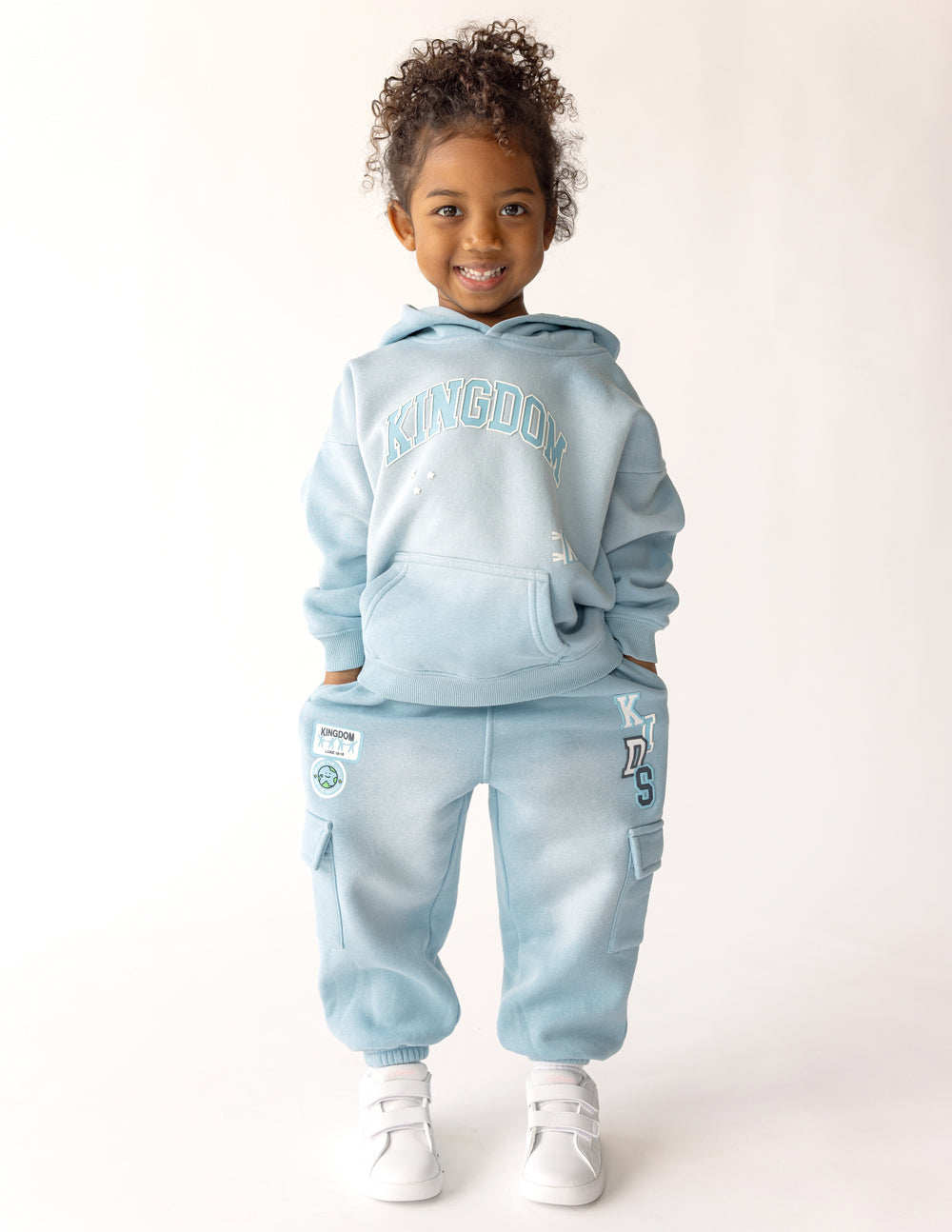 Kids light-blue cargo sweatpants with elastic cuffs and cargo pockets
