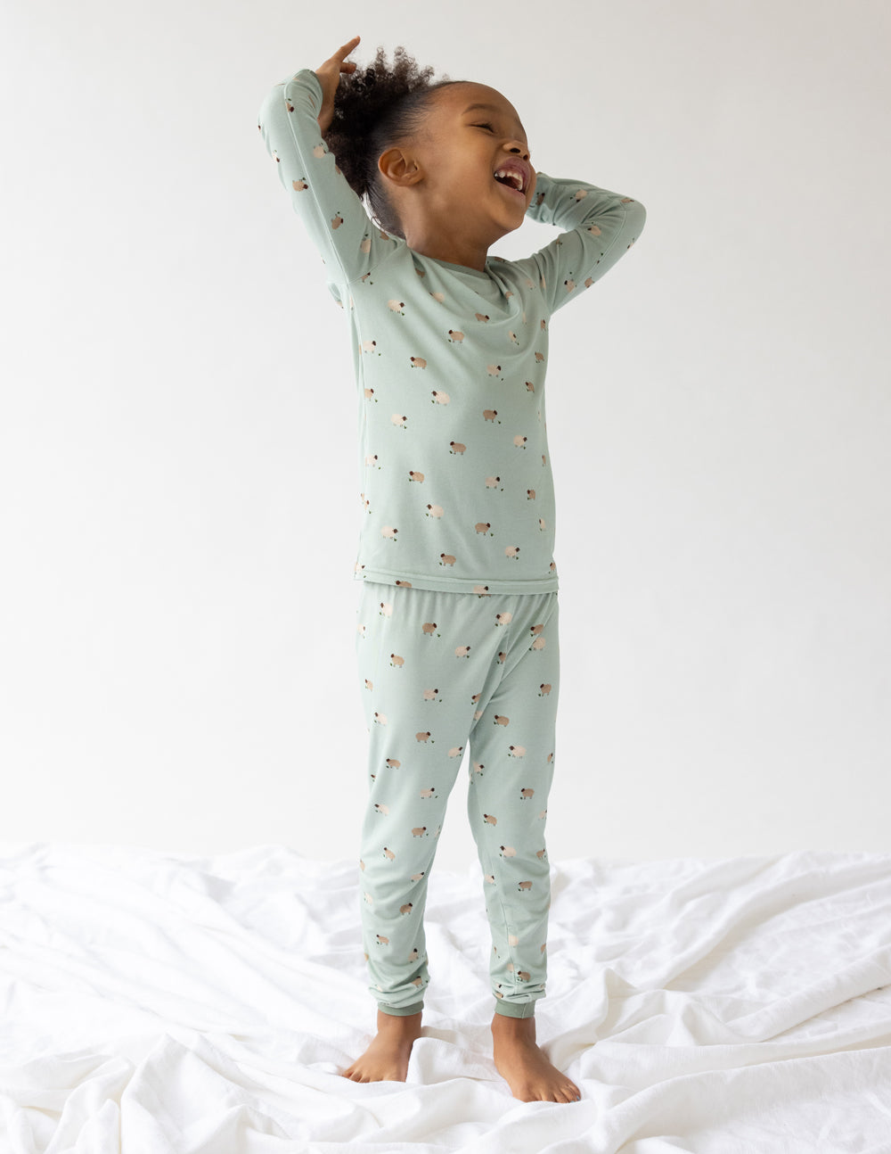 Kids lamb-print pajama set with long sleeves and cuffed pants in light sage