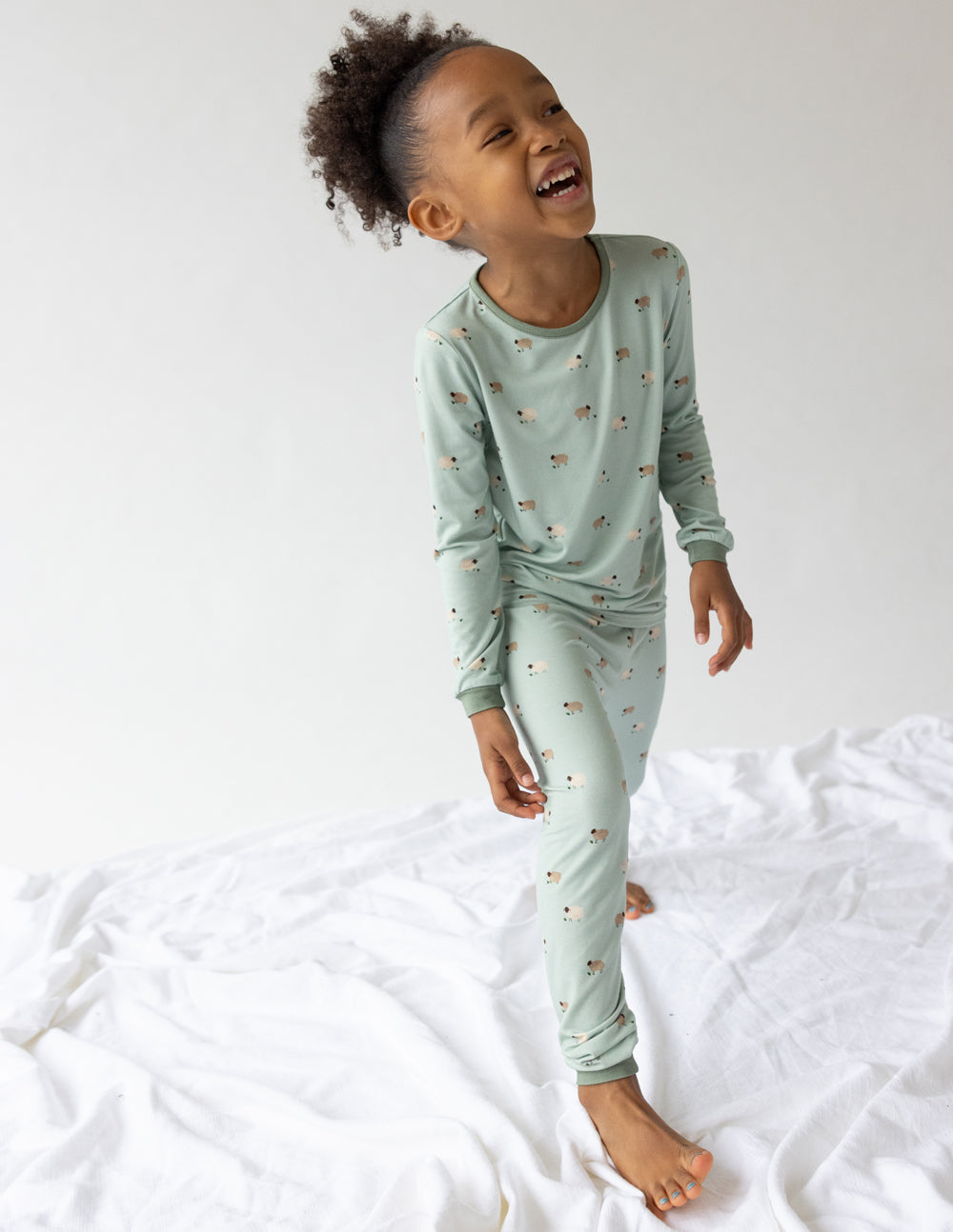 Kids lamb-print pajama set with long sleeves and cuffed pants in light sage