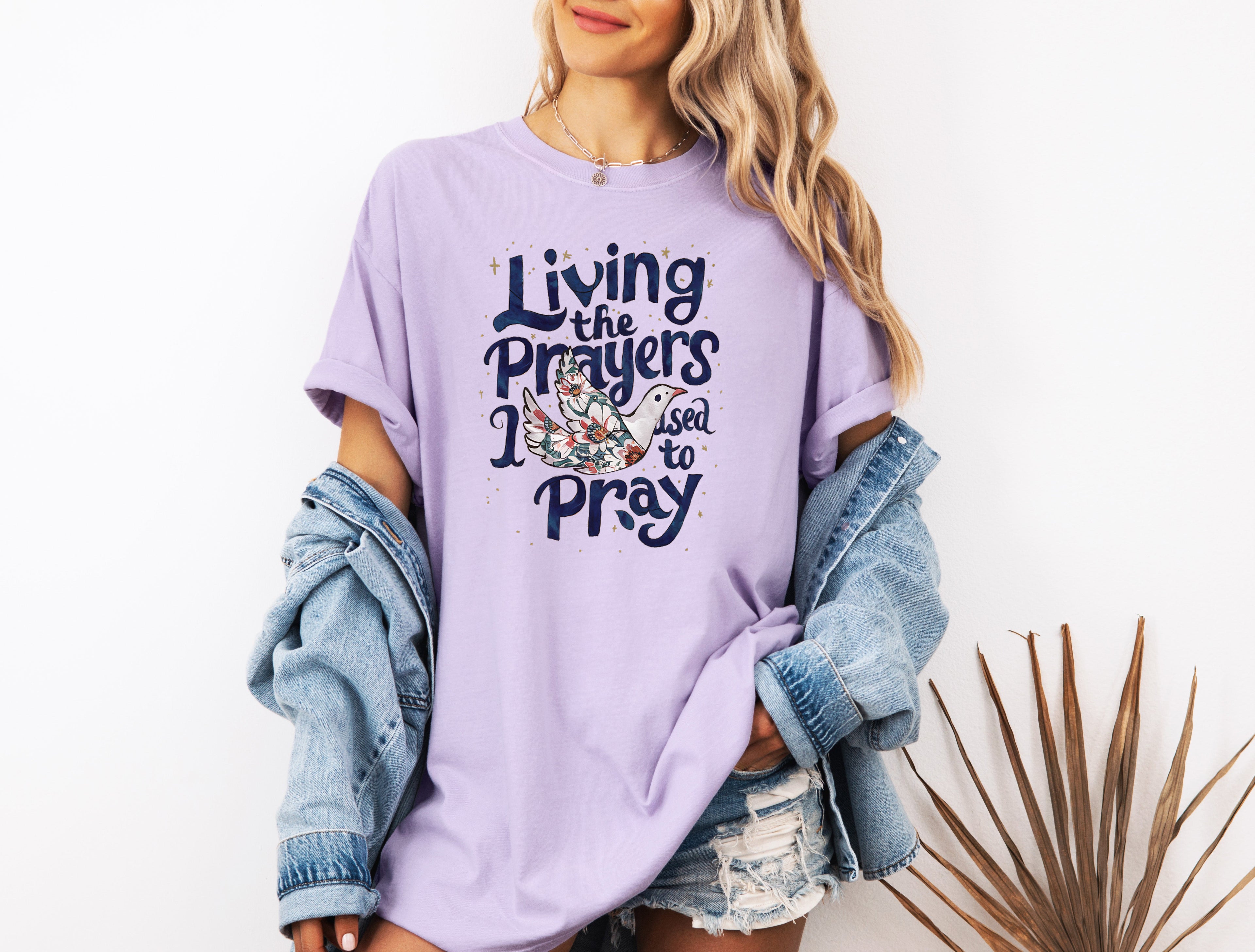 Garment-dyed T-shirt in lavender, crewneck with front bird and 'Pray' graphic.