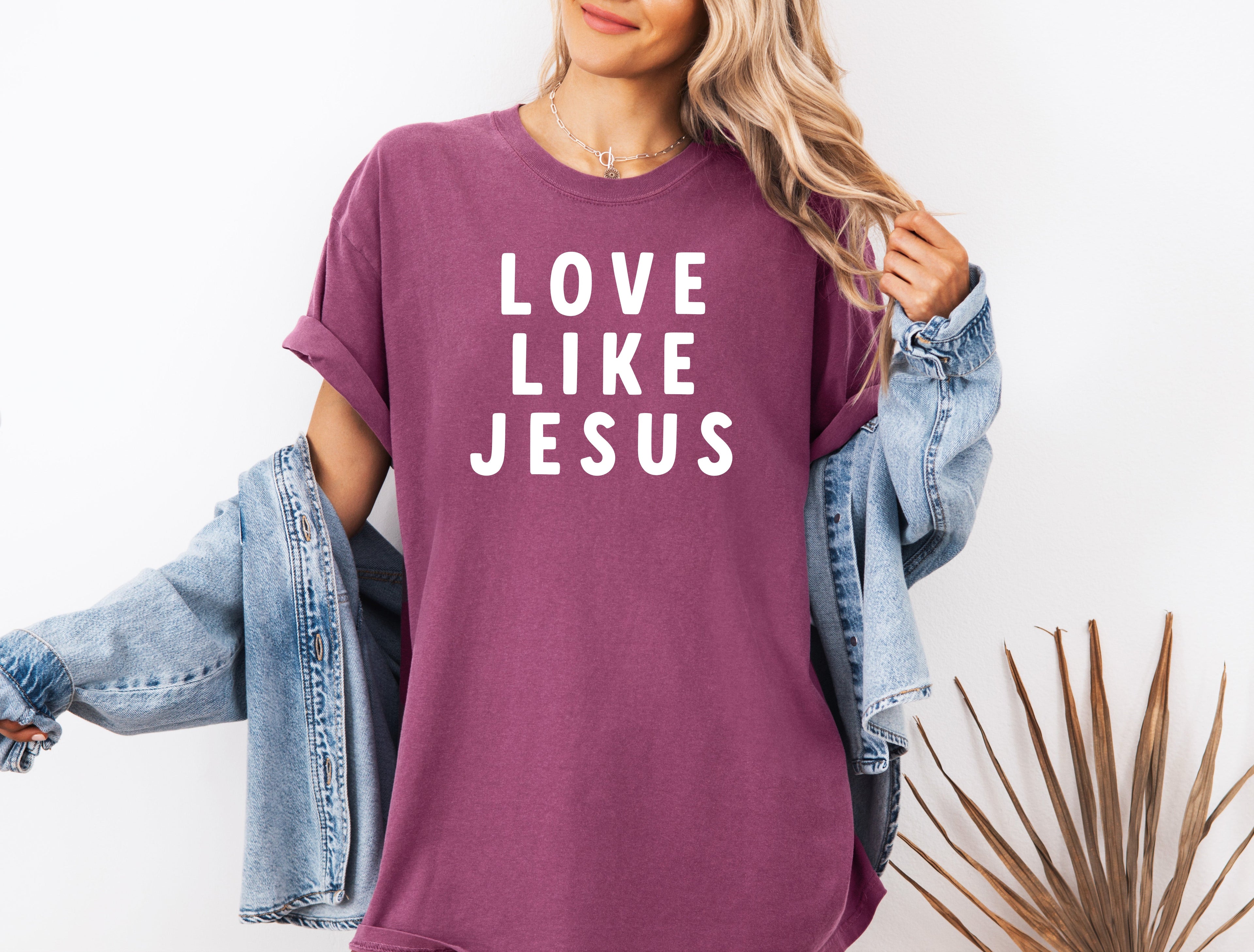 Garment-dyed T-shirt, berry purple, white "LOVE LIKE JESUS" design print