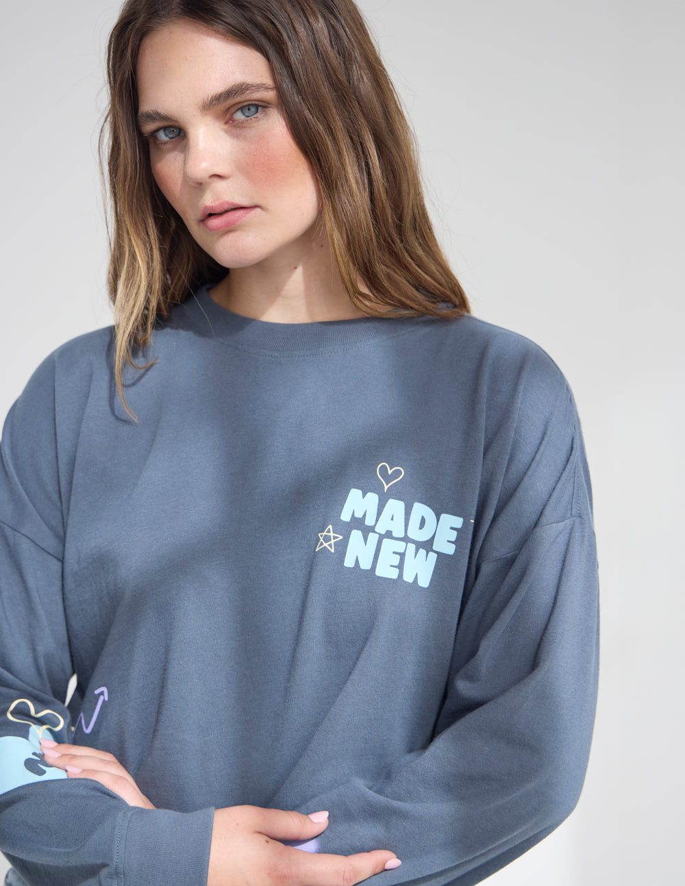 Cropped long-sleeve tee, dark blue, “MADE NEW” logo with heart and star print